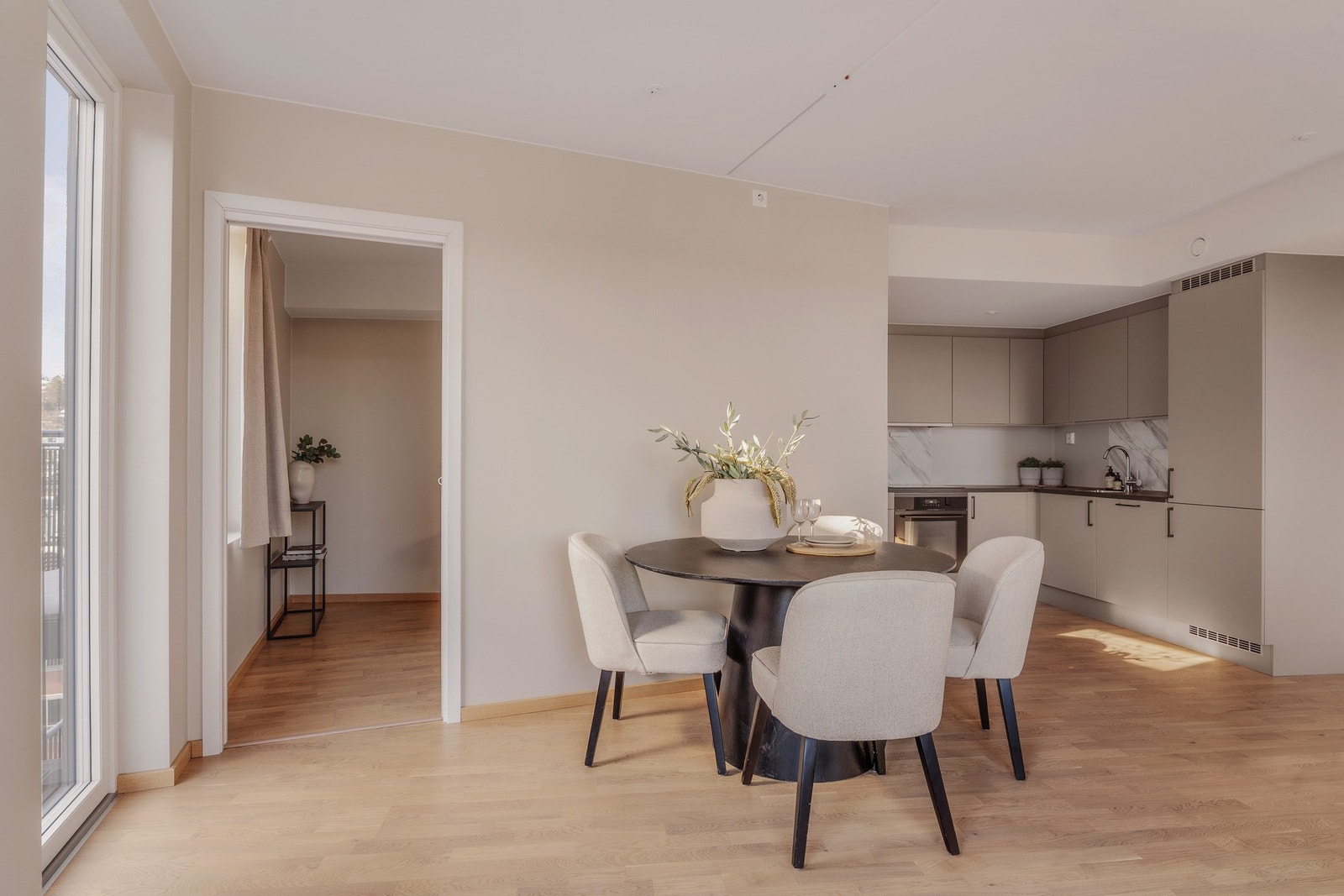 Her er det enkelt å være sosial med gjestene mens maten tilberedes. Galleribilde