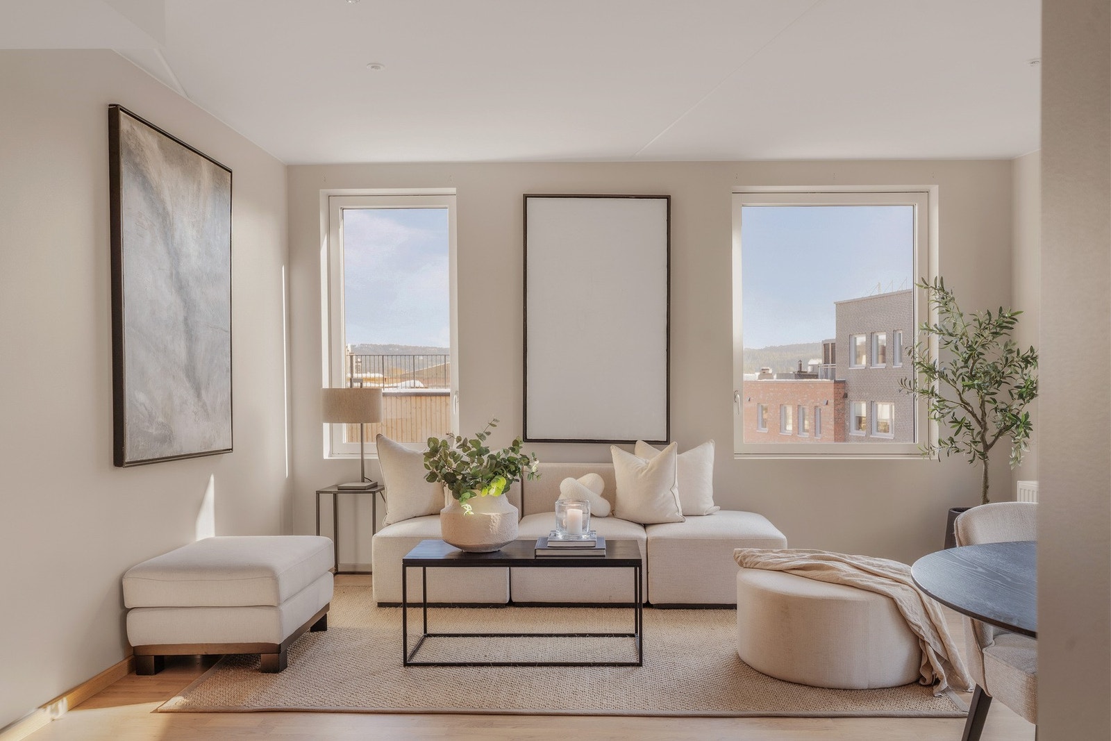 Vegger er slette og malt i lyse delikate fargetoner. Galleribilde