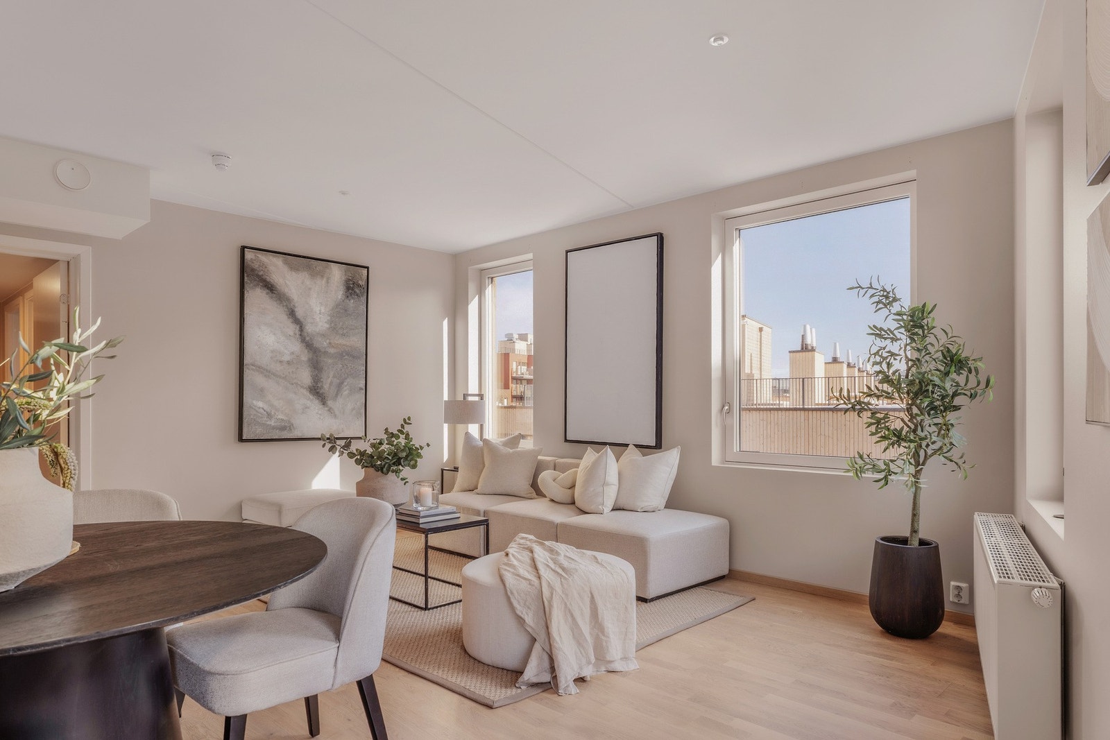 I stuen har du god plass til spisebord og sofagruppe, og rommets utforming gjør det enkelt å innrede etter eget ønske og personlige stil. Galleribilde