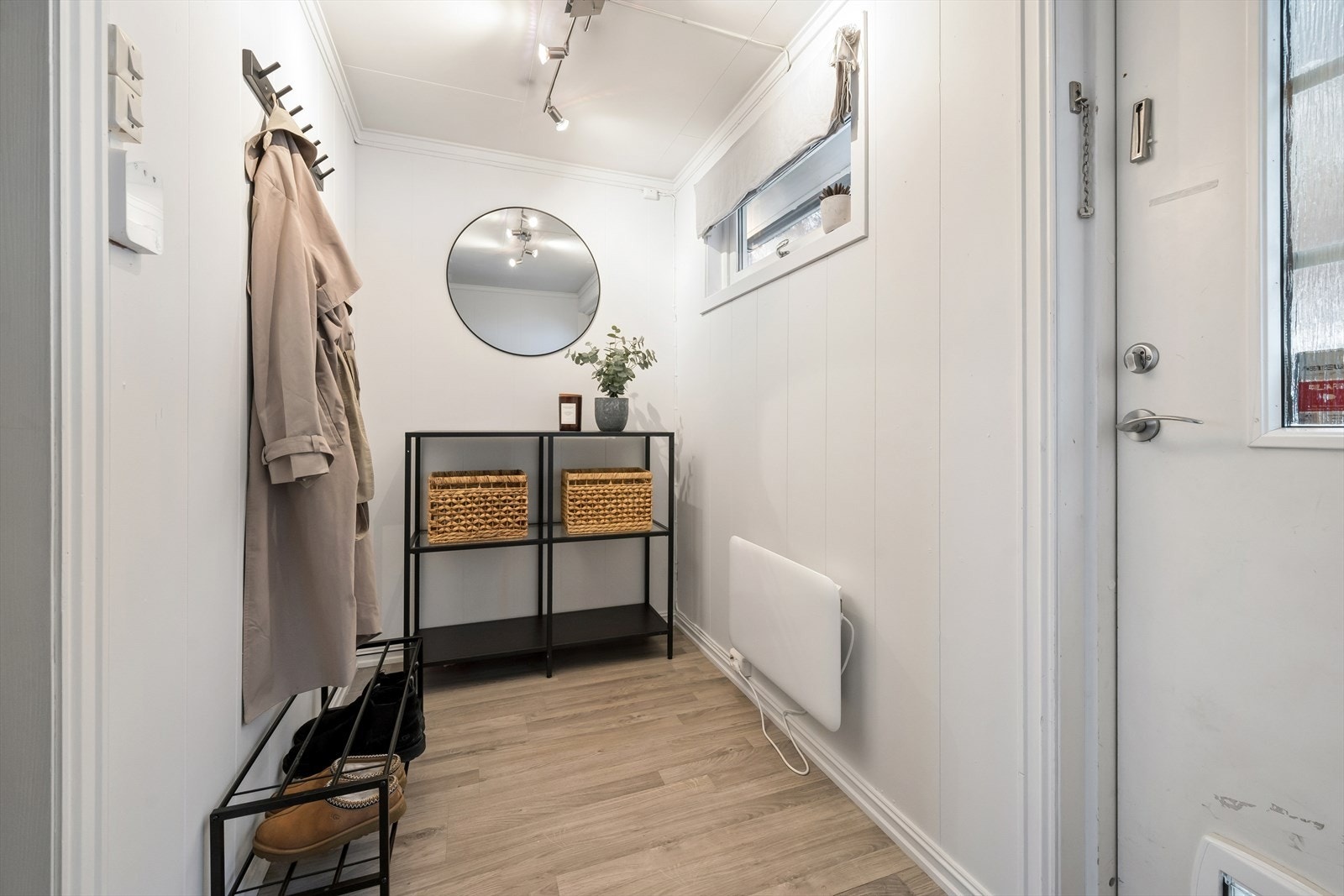 Gangen har plass til oppbevaring av yttertøy og sko. Galleribilde