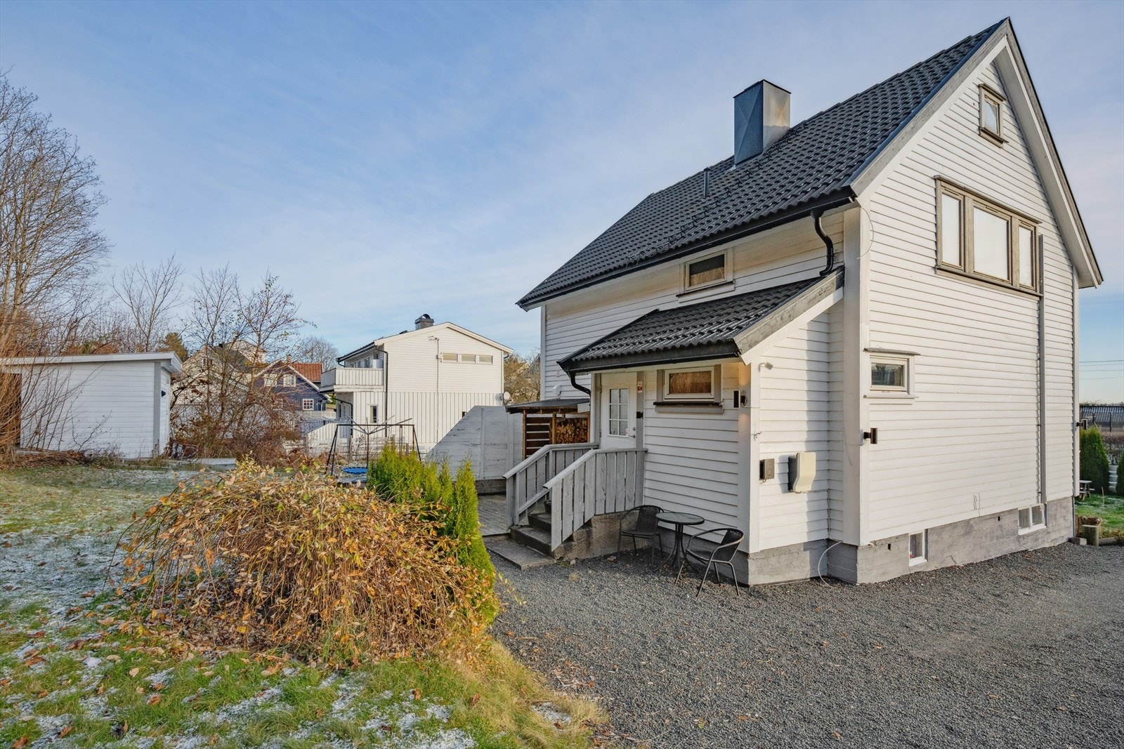 På tomten finnes også en praktisk utvendig bod for ekstra lagring. Galleribilde