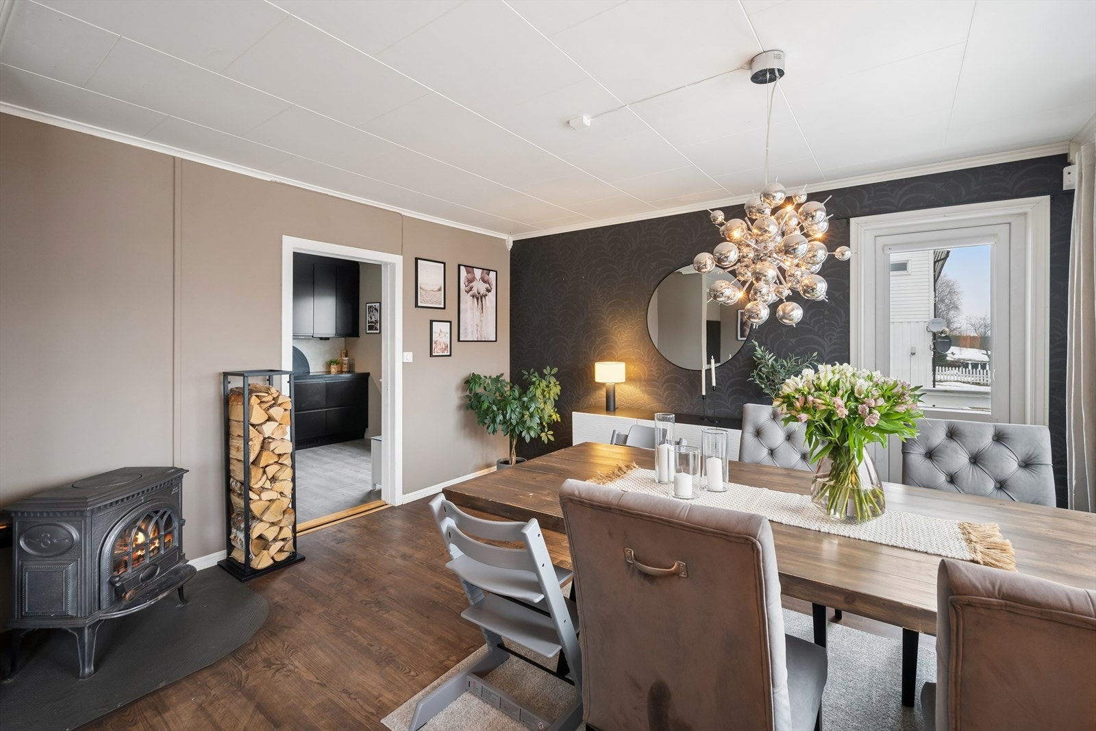 I stue/spisestue er det montert både vedovn og varmepumpe, som tilfører god lun atmosfære på kalde dager. Galleribilde