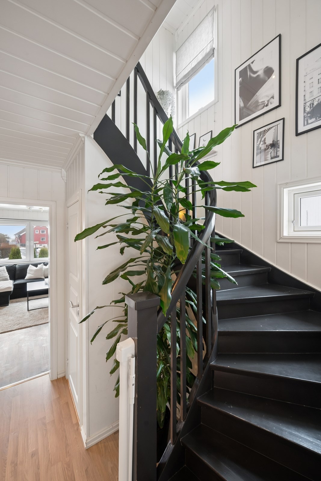Den malte tretrappen binder etasjene elegant sammen. Galleribilde