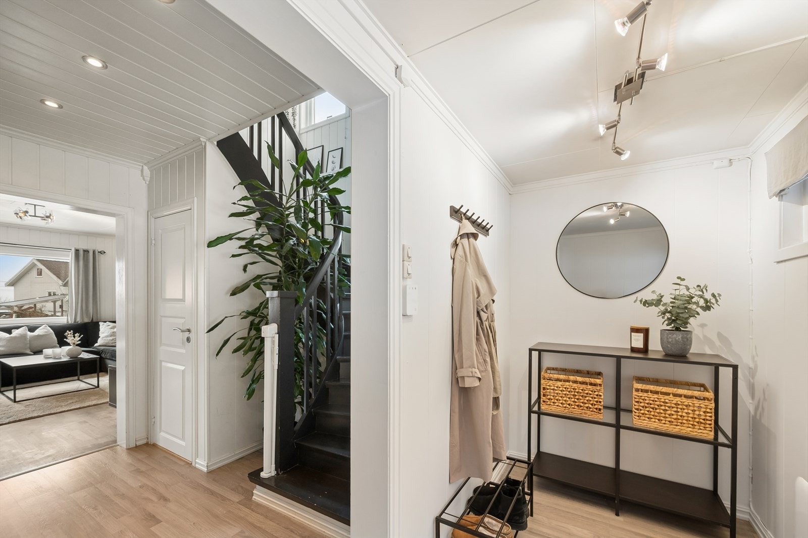 En lys entré ønsker velkommen og leder videre inn i boligens oppholdsrom. Galleribilde