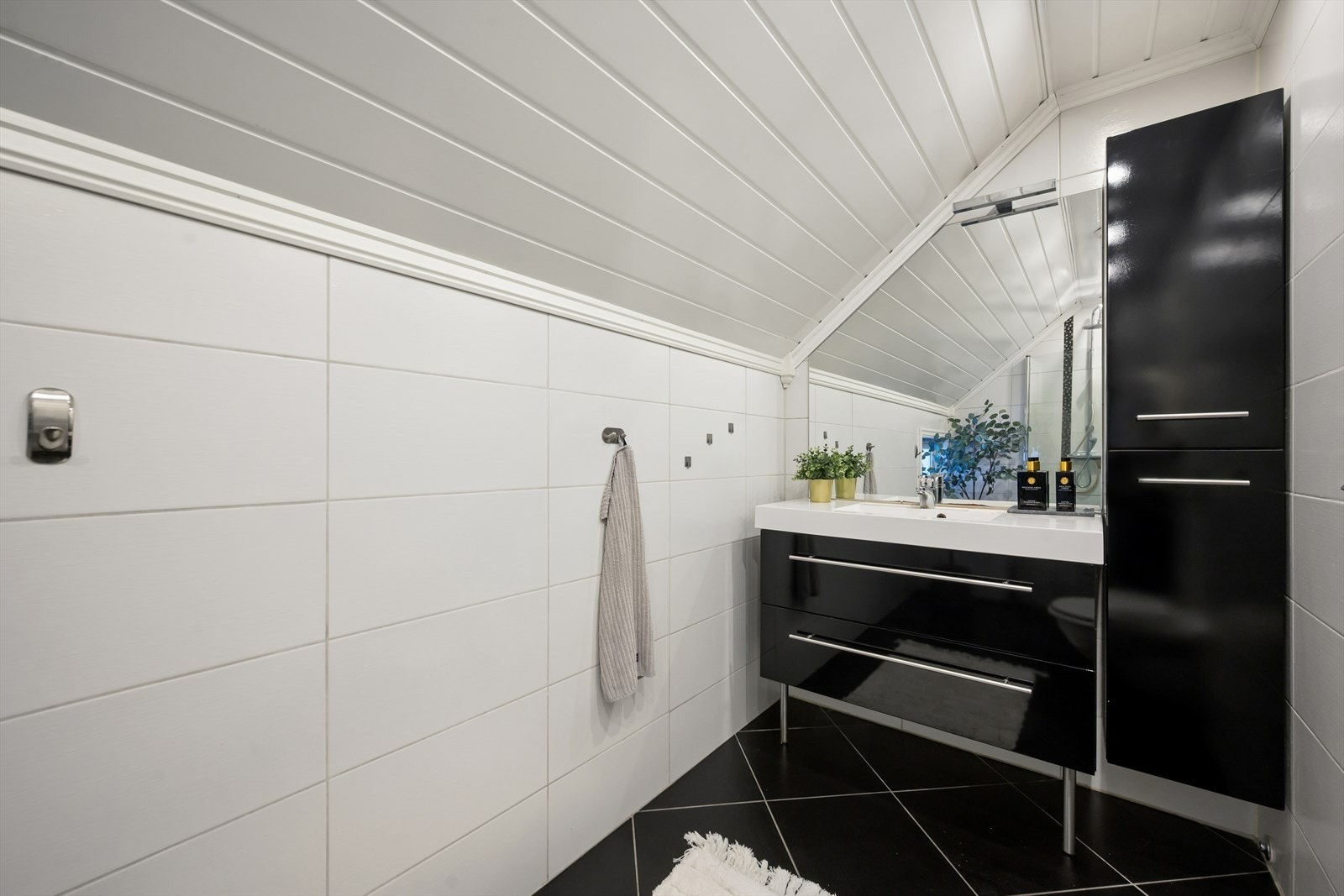 Badet i 2. etasje har flislagt gulv med elektriske varmekabler for økt komfort. Galleribilde