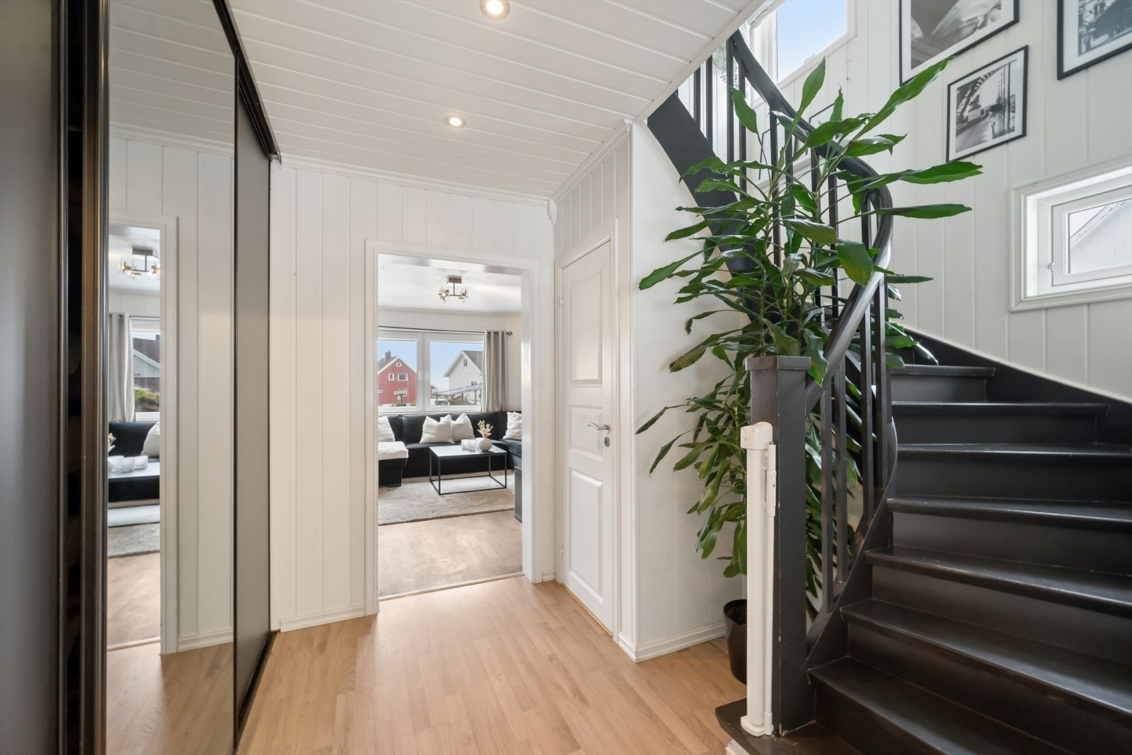Praktisk skyvedørsgarderobe er montert i gangen. Fra gangen er det direkte tilgang til stuen og trappeadkomst til øvrige etasjer. Galleribilde