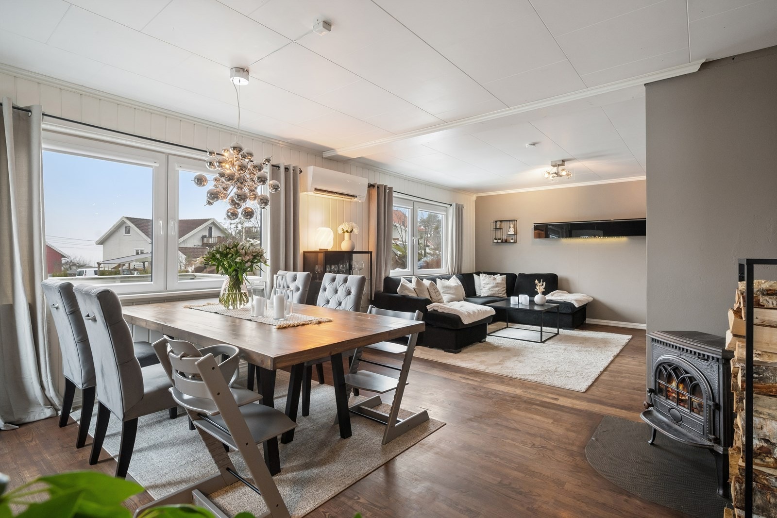 Store vindusflater fra 2016 gir rikelig med dagslys inn i rommet. Galleribilde