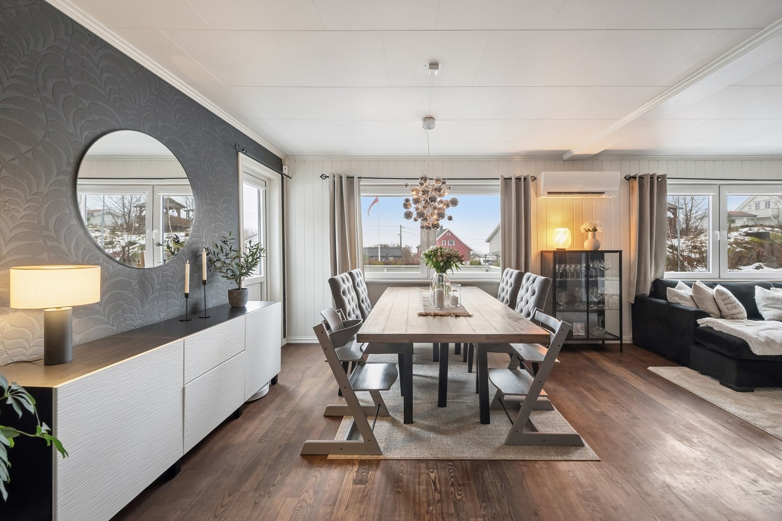 Spisestuen har god plass for sosiale sammenkomster. Galleribilde