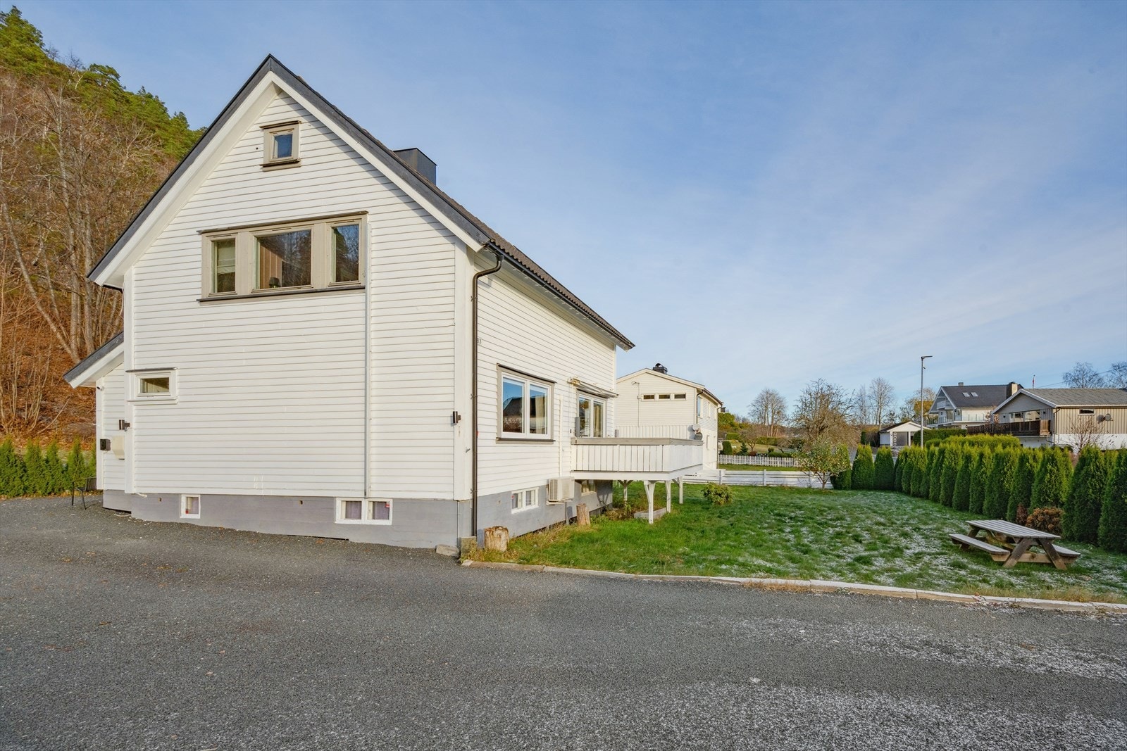 Boligen er oppført i 1960, strekker seg over tre plan og har et internt bruksareal på 168 m². Galleribilde