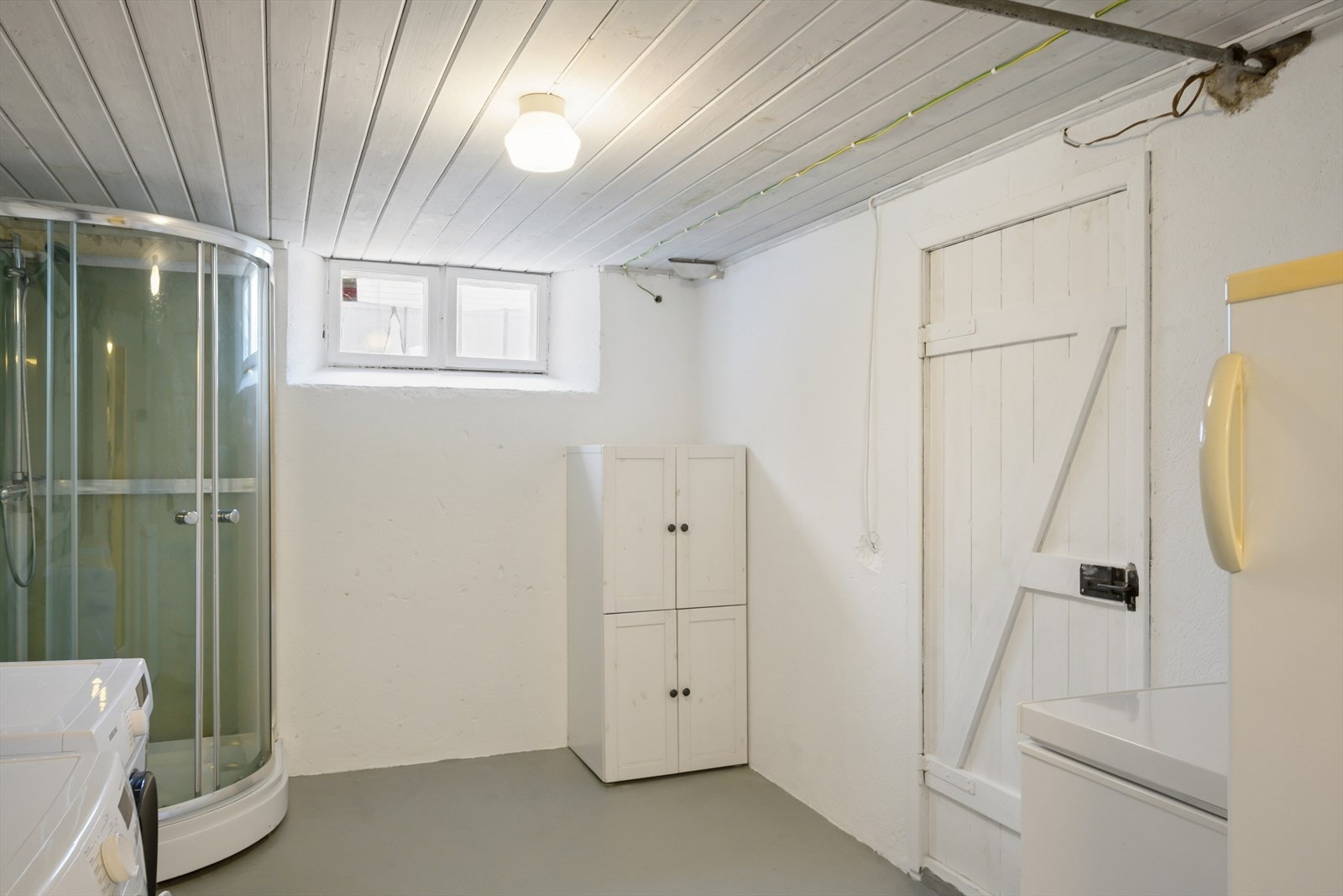 Praktisk vaskekjeller med opplegg for vaskemaskin og ekstra dusjmulighet. Galleribilde