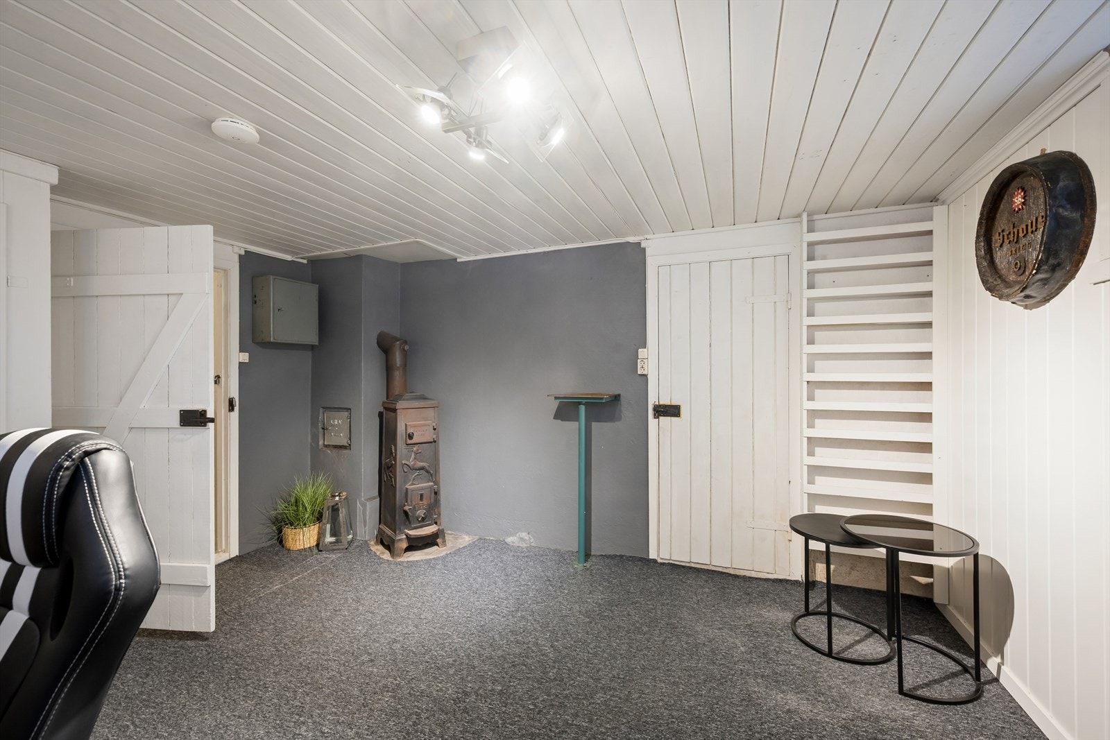 I kjelleren er opprinnelig godkjent bod, i dag innredet som en stue (ikke omsøkt/godkjent). Galleribilde