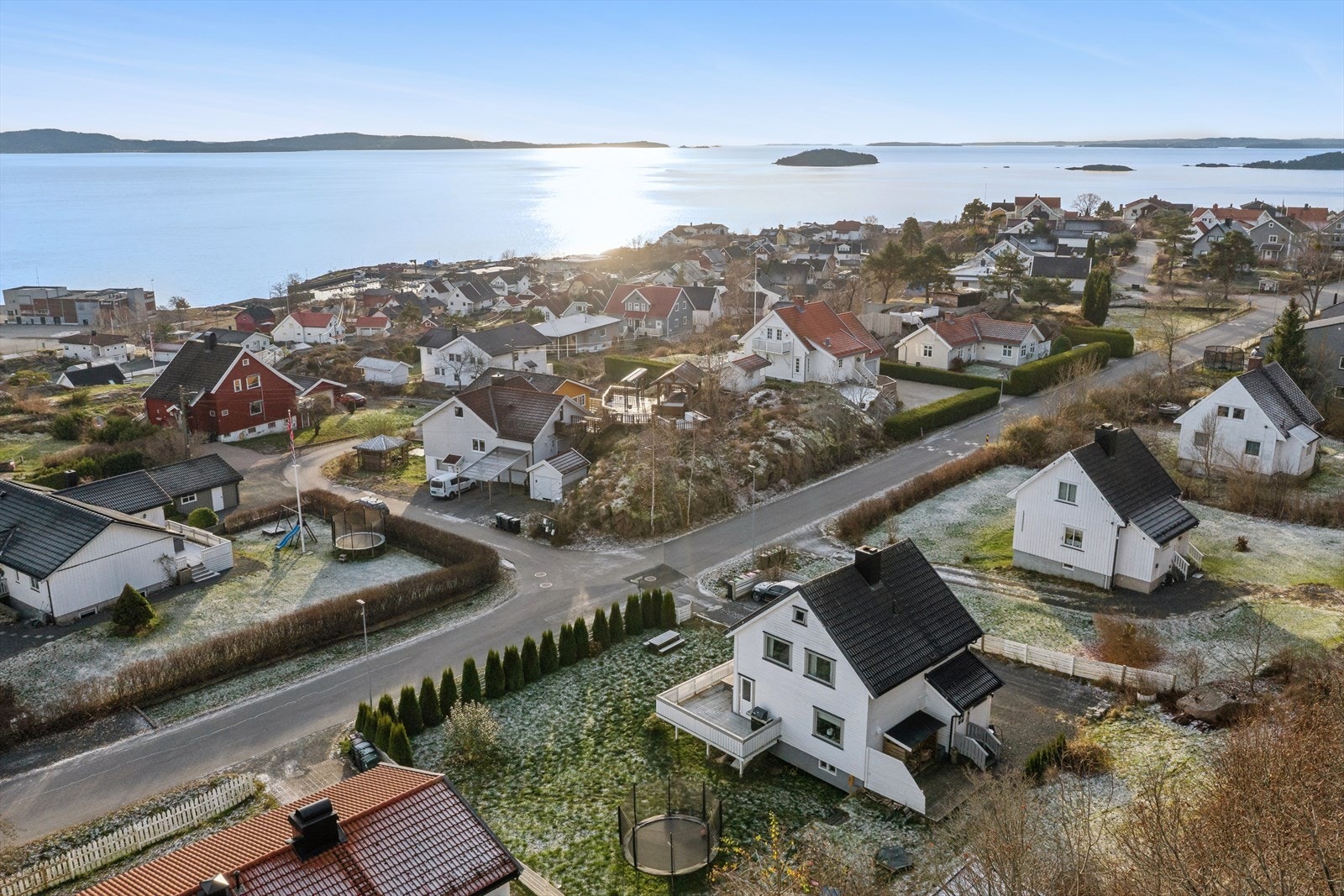 Fra eiendommen er det kort vei til Tofte Båthavn, kun 9 minutters gange unna. Galleribilde