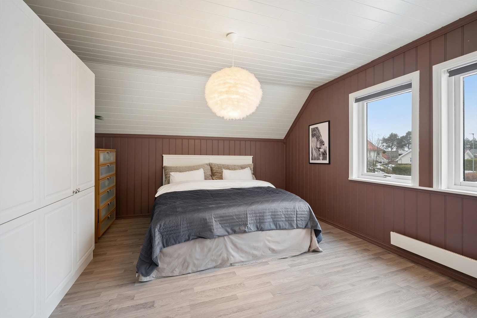 Rommet har malte flater og laminat på gulvet, i likhet med de andre soverommene. Galleribilde