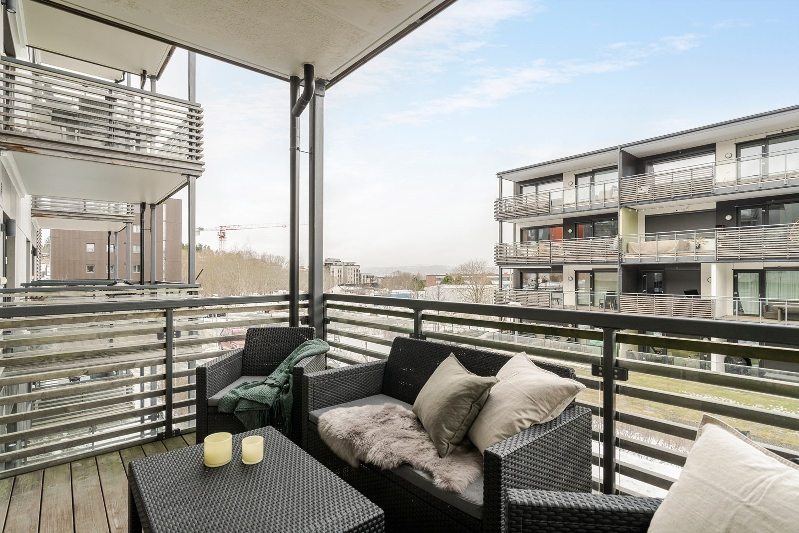 Allsidig og romslig balkong, perfekt for både hyggelige måltider og avslapning utendørs. Galleribilde