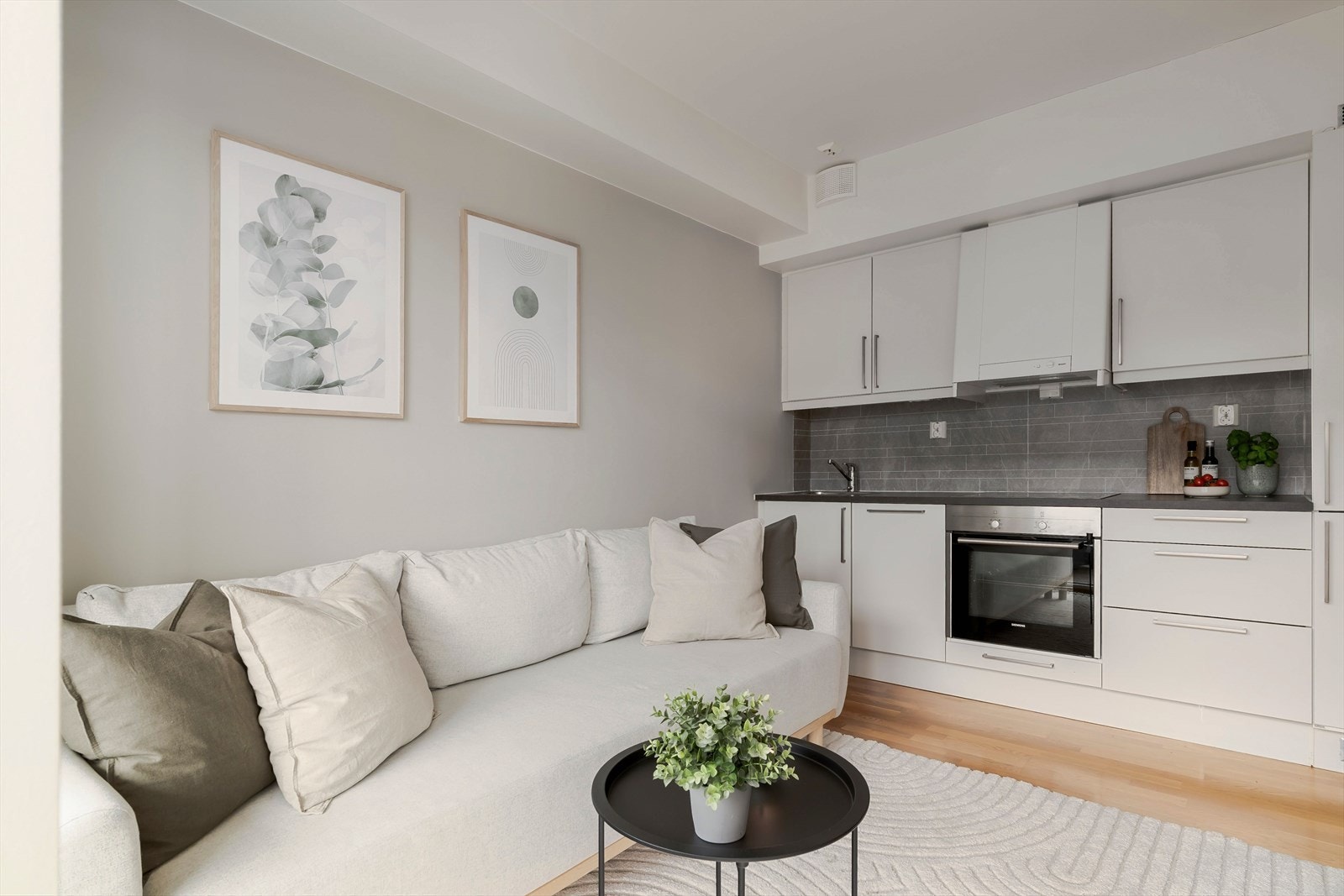 Hjemmets kjøkken er levert av kvalitetsleverandøren HTH og har integrerte hvitevarer, inkludert platetopp, oppvaskmaskin, stekeovn, kjøleskap og fryseskap. Galleribilde