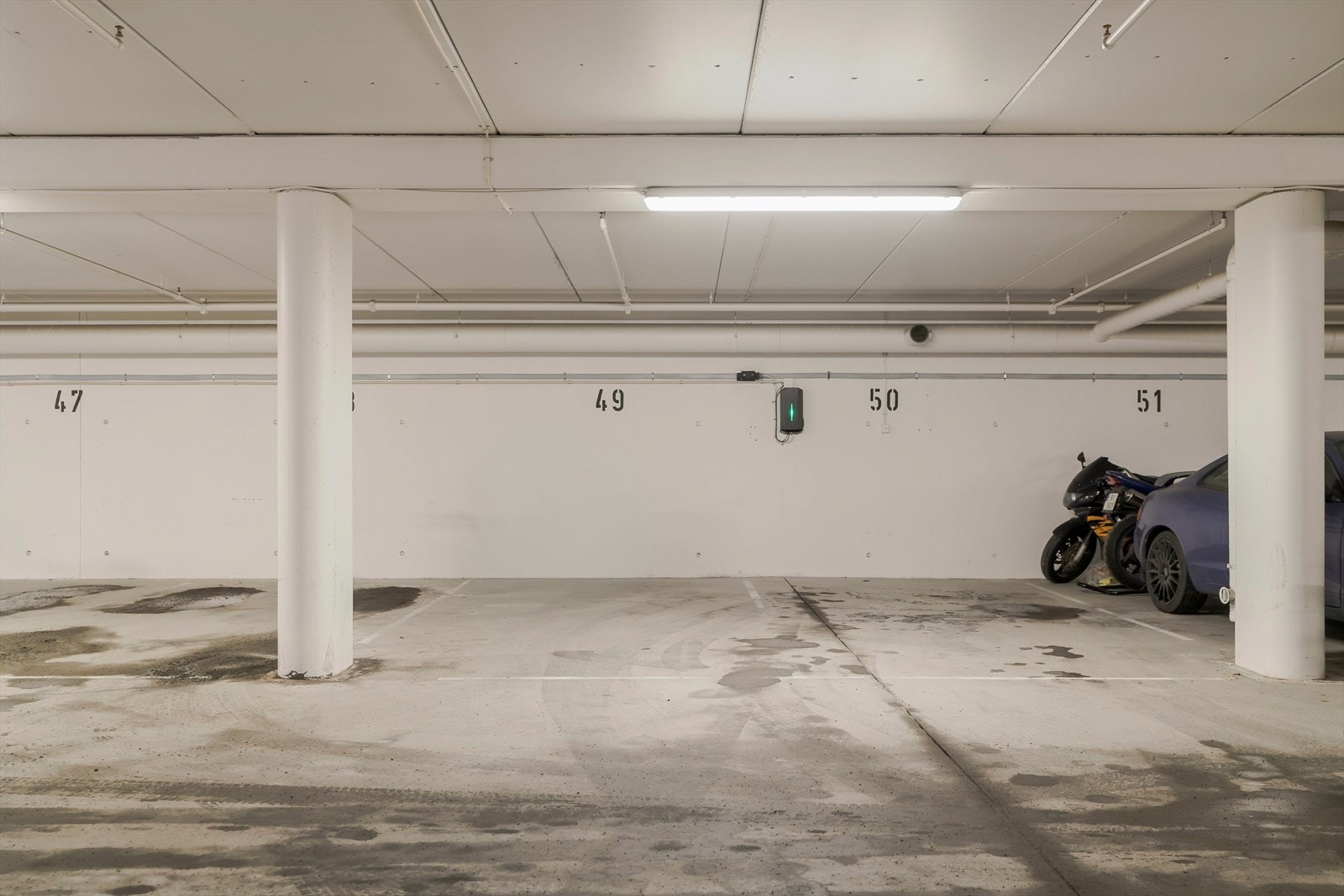 Leiligheten har egen parkeringsplass i parkeringskjeller med mulighet for installasjon av ladeboks. Det er parkeringsplass nr. 49 som tilhører leiligheten. Ytterligere gjesteparkering skjer på oppstillingsplass på sameiets tomt, utstyrt med elbilladere. Galleribilde