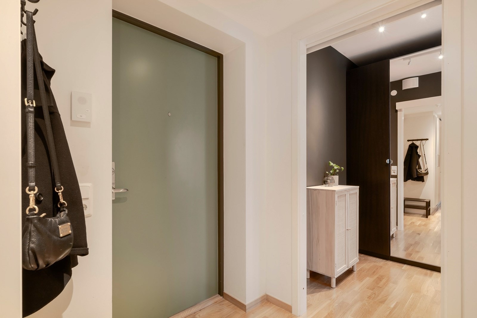 Det lyse inngangspartiet gir en god velkomst, med smarte løsninger som vegghengte knagger for yttertøy og oppbevaringsmuligheter for sko. Galleribilde