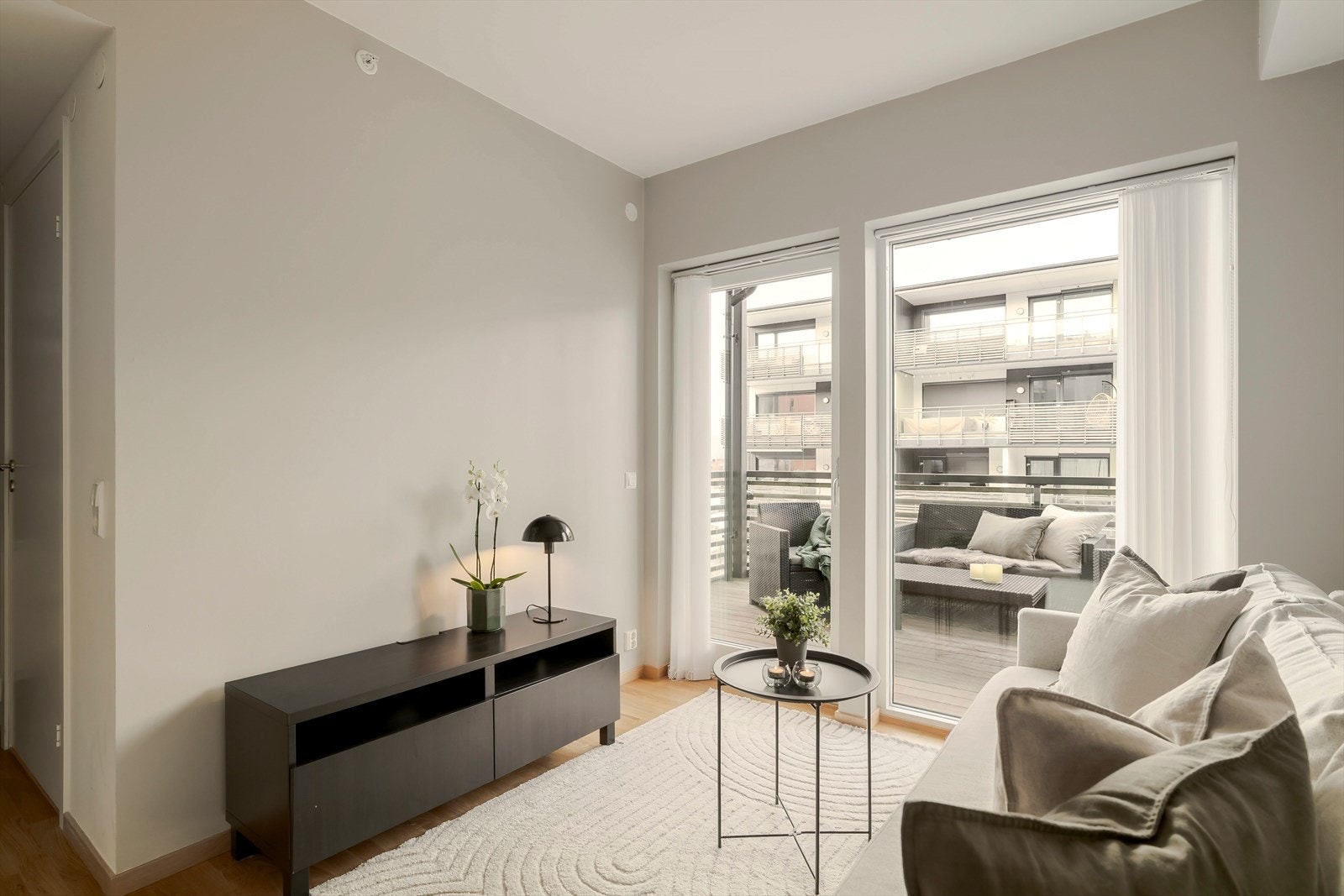 Her vil du bo i et moderne boligbygg fra 2016 med lave og forutsigbare felleskostnader. Fjernvarme inkl. i felleskostnader. Galleribilde