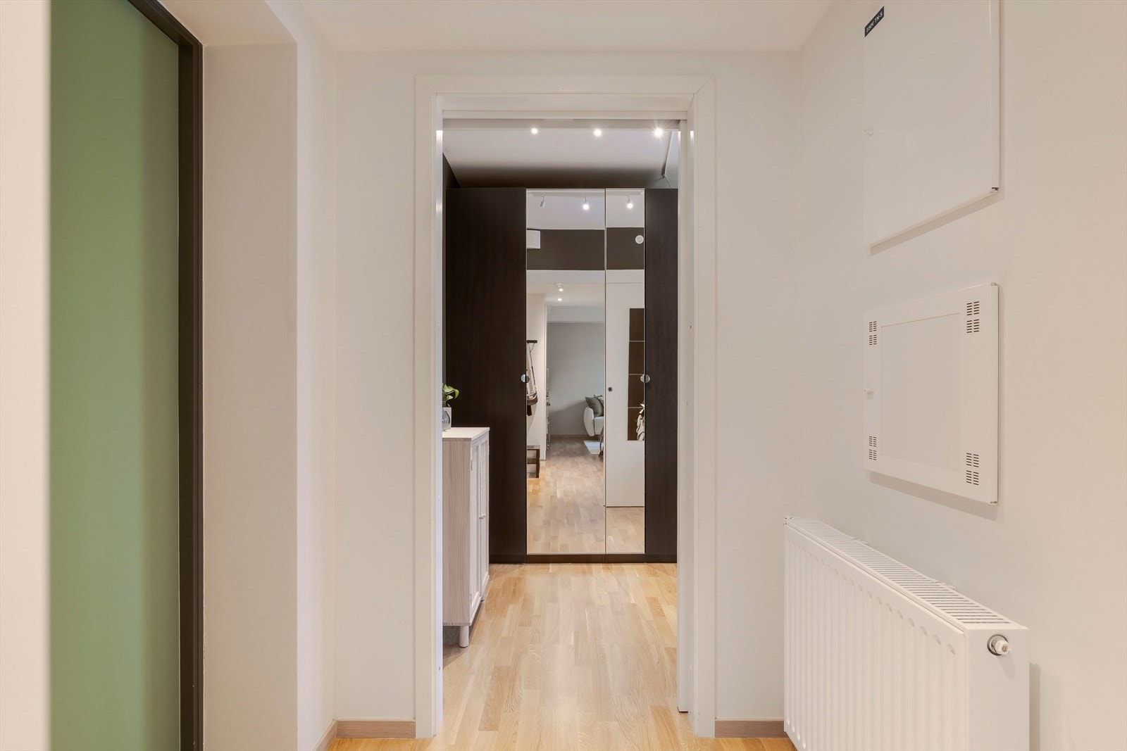 Hele leiligheten oppvarmes gjennom fjernvarme. Noe som på kaldere årstider skaper både rimelige og forutsigbare bokostnader. Galleribilde