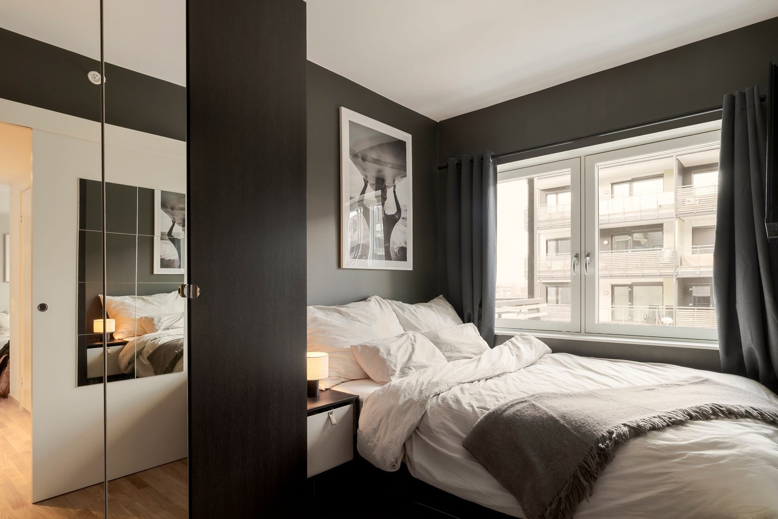 Soverommet er på 8m² og oppleves som svalt med lune farger på vegger. Rommet blir tilføyet naturlig dagslys fra vindusflatene. Rommet lar seg også innrede med kontorpult. Galleribilde