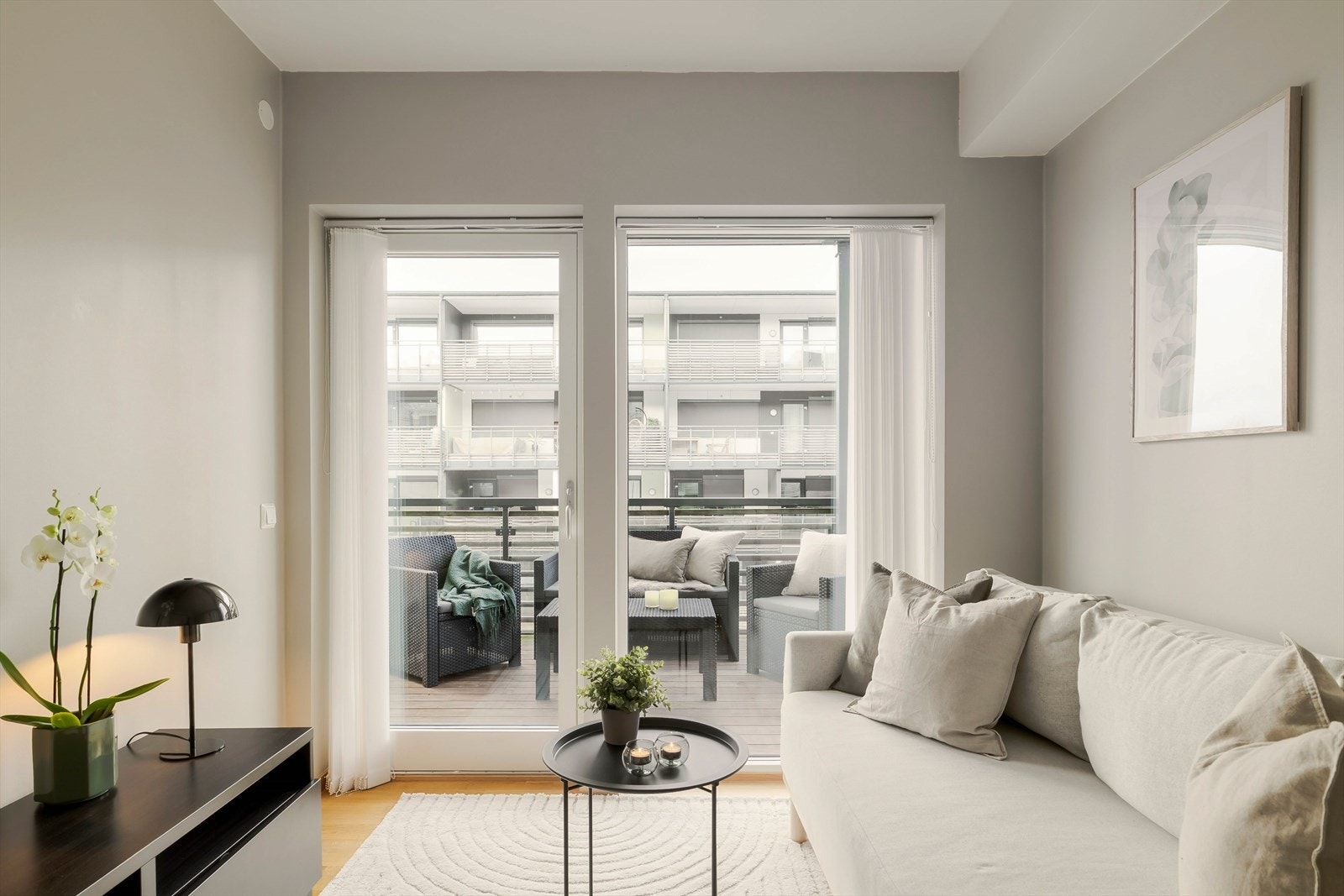 Åpen og luftig stue-/kjøkkenløsning med store vindusflater. Galleribilde