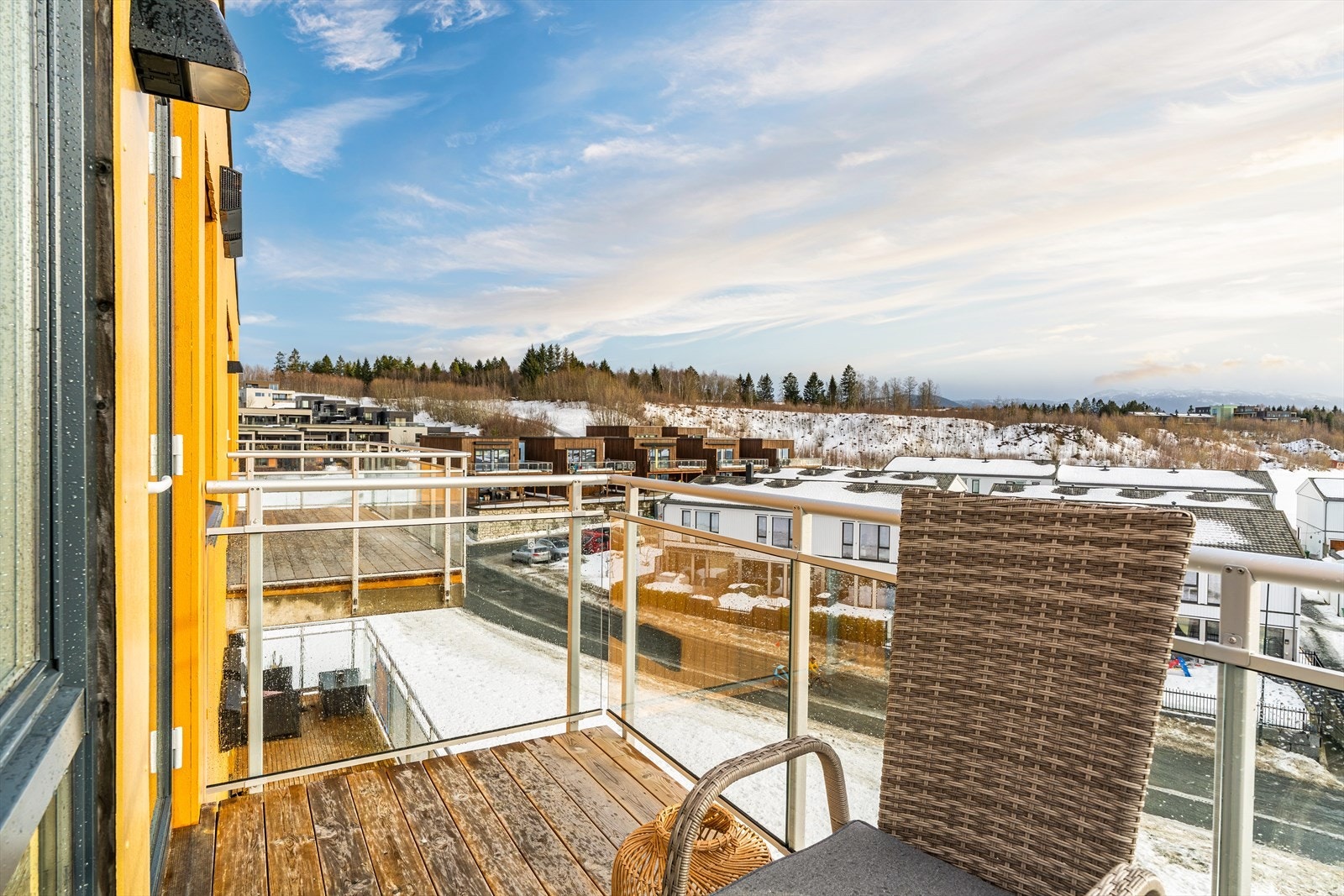 Den vender mot sørvest og har sol fra ca. kl. 08:30 til 19:30 sommerstid. Galleribilde