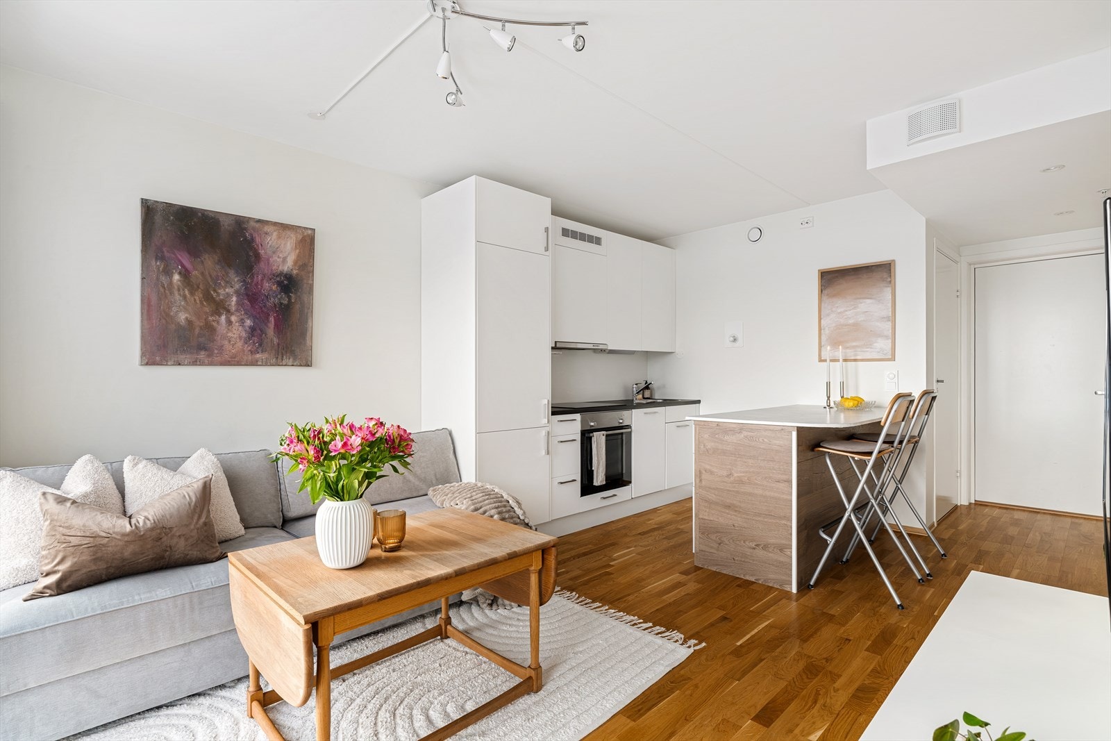 En lekker og lettstelt 2-roms selveier toppleilighet i bygg fra 2022. Galleribilde