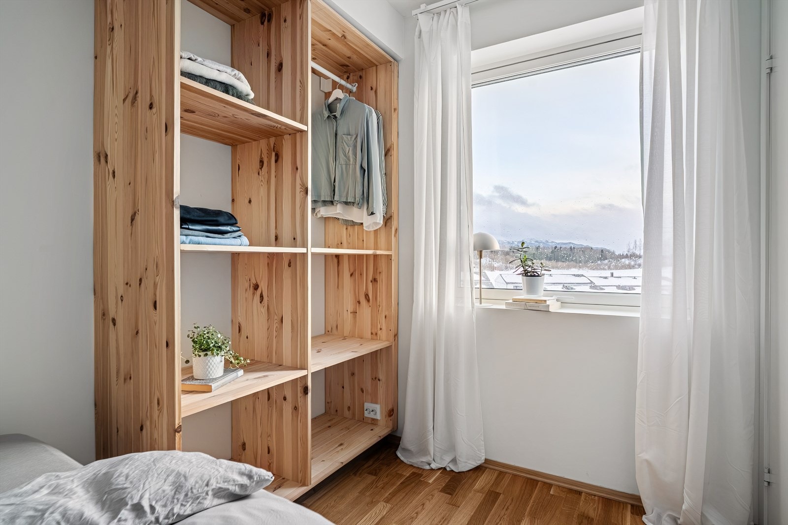 Selv om det ikke medfølger parkeringsplass på leiligheten er det ledige plasser i sameiet som kan leies etter avtale med styret. Konferer megler for mer informasjon. Galleribilde