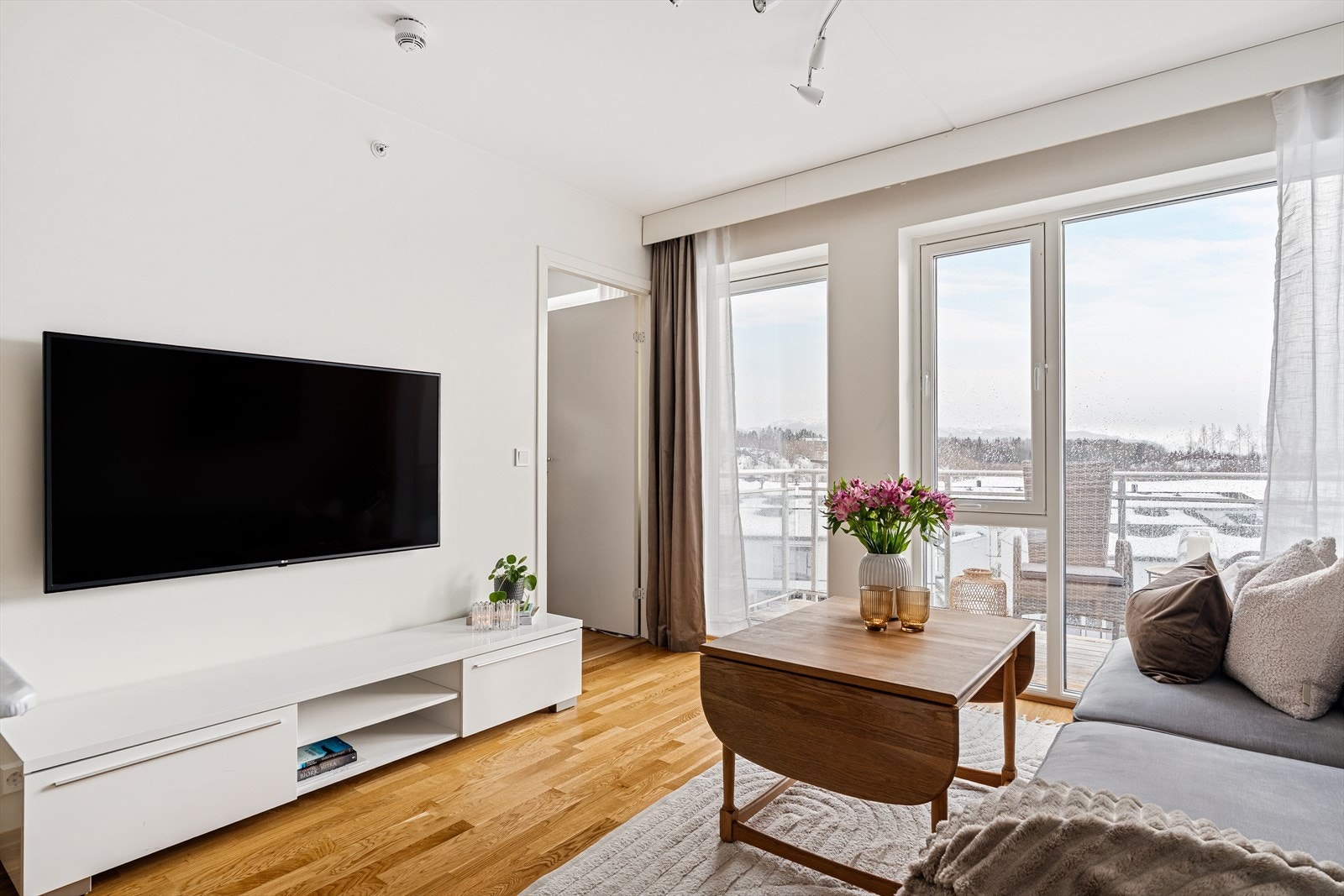 Her ligger alt til rette for en enkel og bekymringsfri hverdag i et nyere boligprosjekt. Galleribilde