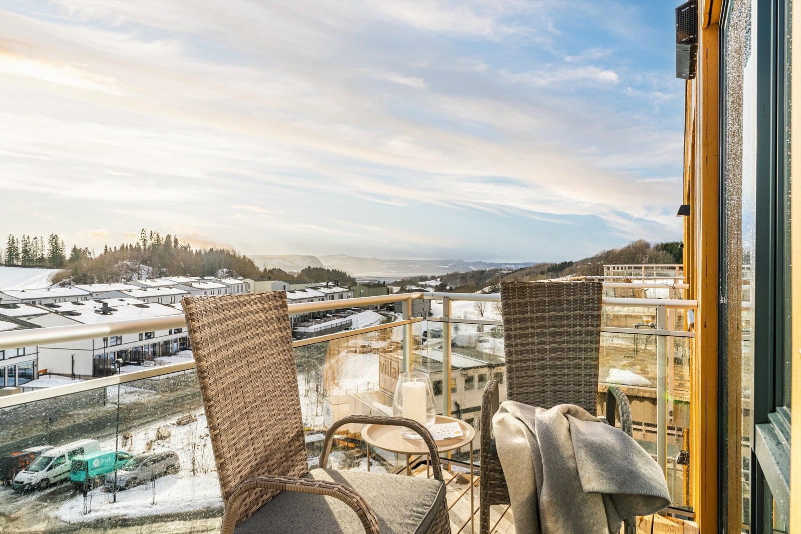 Balkongen byr både på herlige sol- og utsiktsforhold. Galleribilde