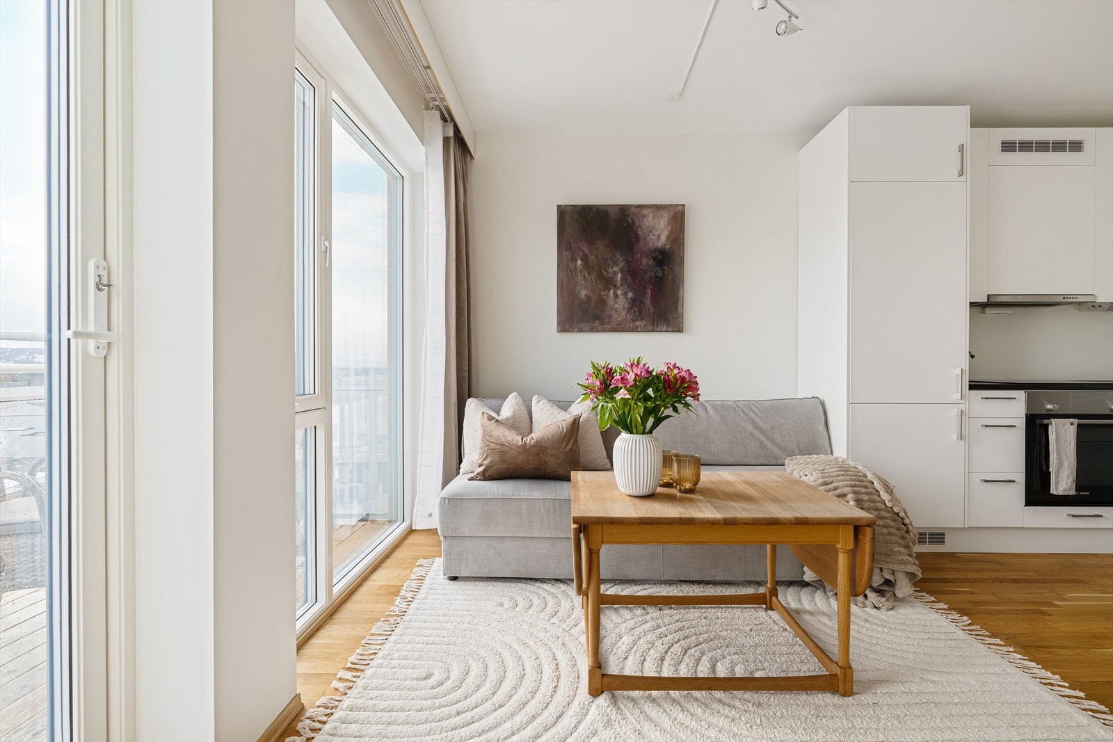 Oppvarming via behagelig vannbåren varme i gulv (fjernvarme). Dette er inkludert i felleskostnadene. For øvrig er velforeningskontigent, TV/internett, bygningsforsikring, drift/vedlikehold inkludert. Galleribilde