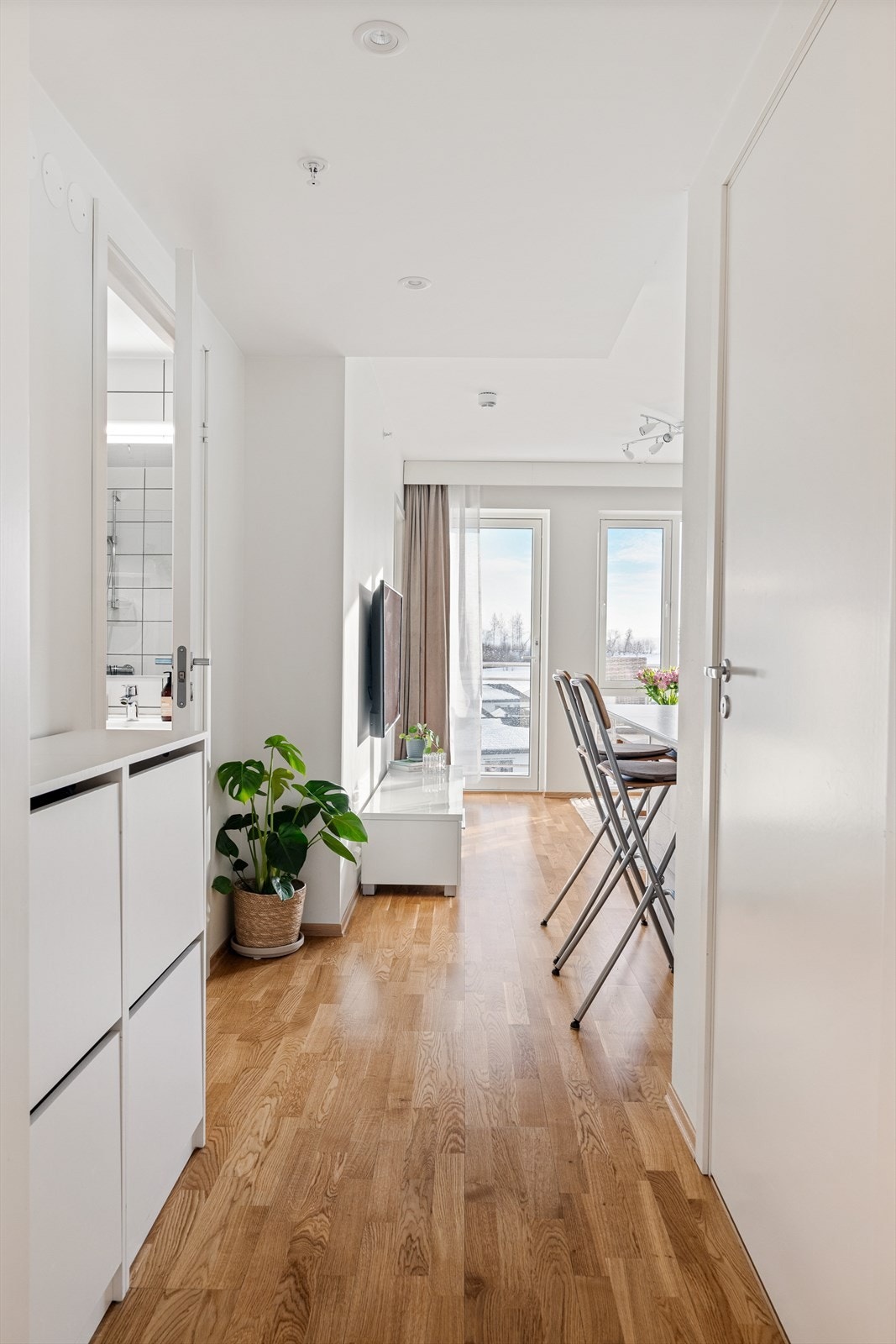 Enkel adkomst opp til leiligheten via heis eller trapp. I det man kommer inn i gangen ligger det en praktisk bod rett til høyre. Galleribilde