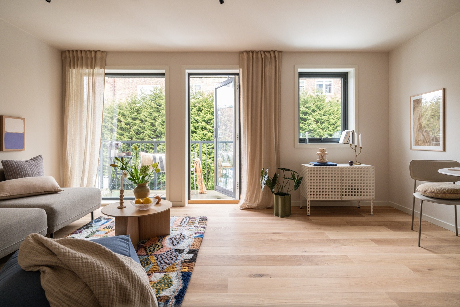 Leiligheten har en sosial planløsning med stort oppholdsrom, adskilt sovealkove og bad. Galleribilde