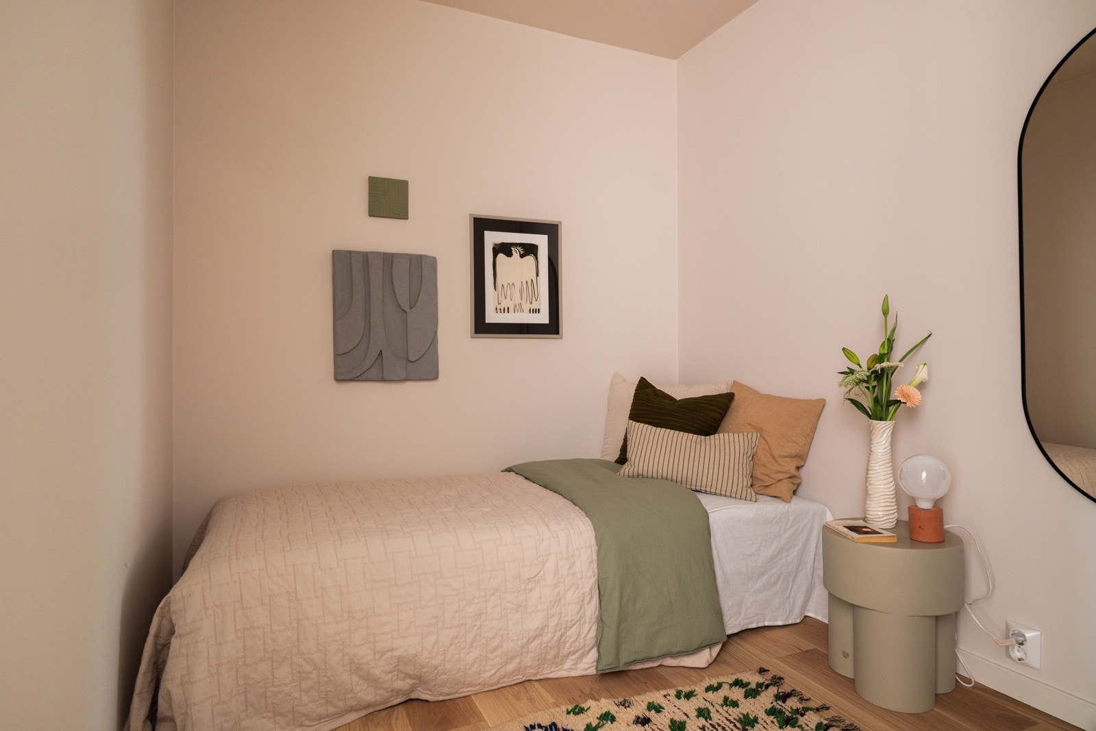 Samme gode standard med enstavs laminat på gulv og glatte overflater malt i en fin farge. Galleribilde