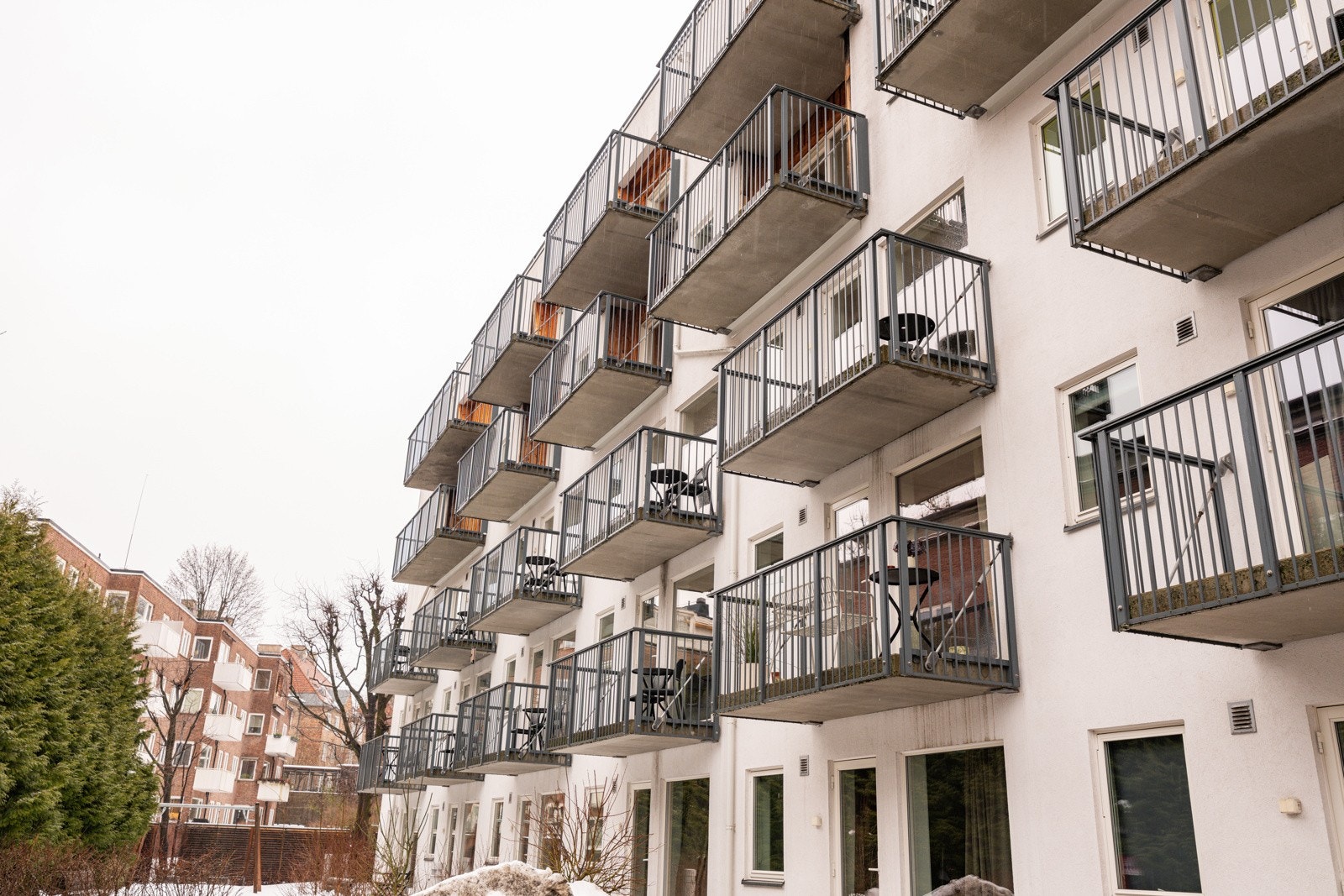Leiligheten ligger på Fagerborg, et attraktivt boligområde med klassisk byarkitektur og etablert bomiljø. Området har nærhet til parker samt Majorstuen, St. Hanshaugen og Bislett, som gir en fin balanse mellom byliv og rekreasjon. Galleribilde