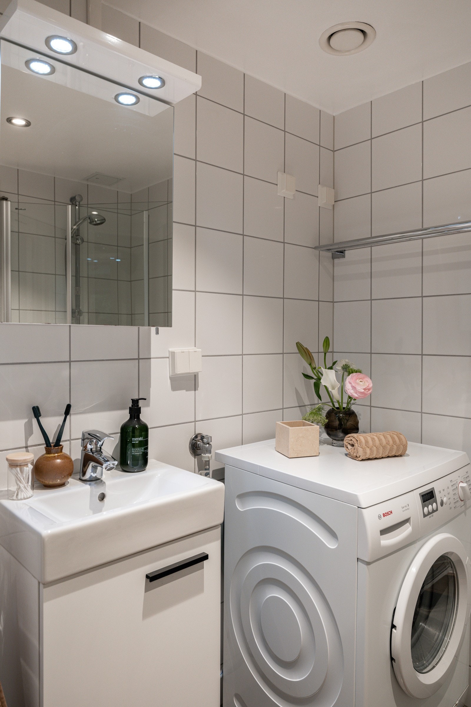 I hjørnet er det plass og opplegg for vaskemaskin. Vaskemaskinen medfølger i handelen. Galleribilde