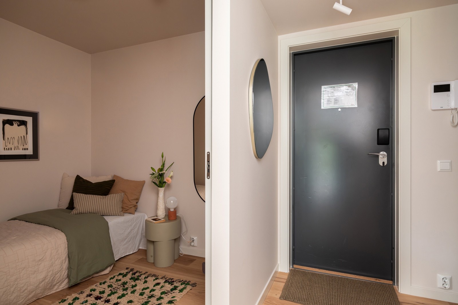 Fra entréen har du adkomst til en praktisk sovealkove som er adskilt med skyvedør. Galleribilde