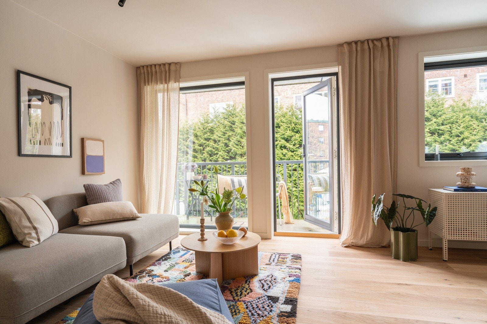 En lys og innbydende leilighet med gjennomgående god og moderne standard. Galleribilde