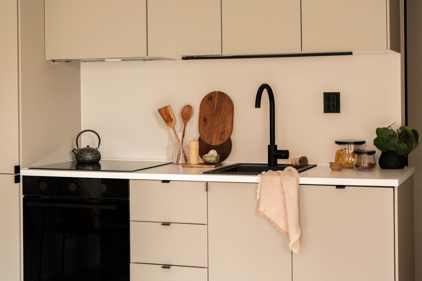 Stilrent og moderne kjøkken fra Sigdal. Innredningen har glatte fronter i en innbydende farge og laminert benkeplate med nedfelt sort oppvaskkum. Galleribilde