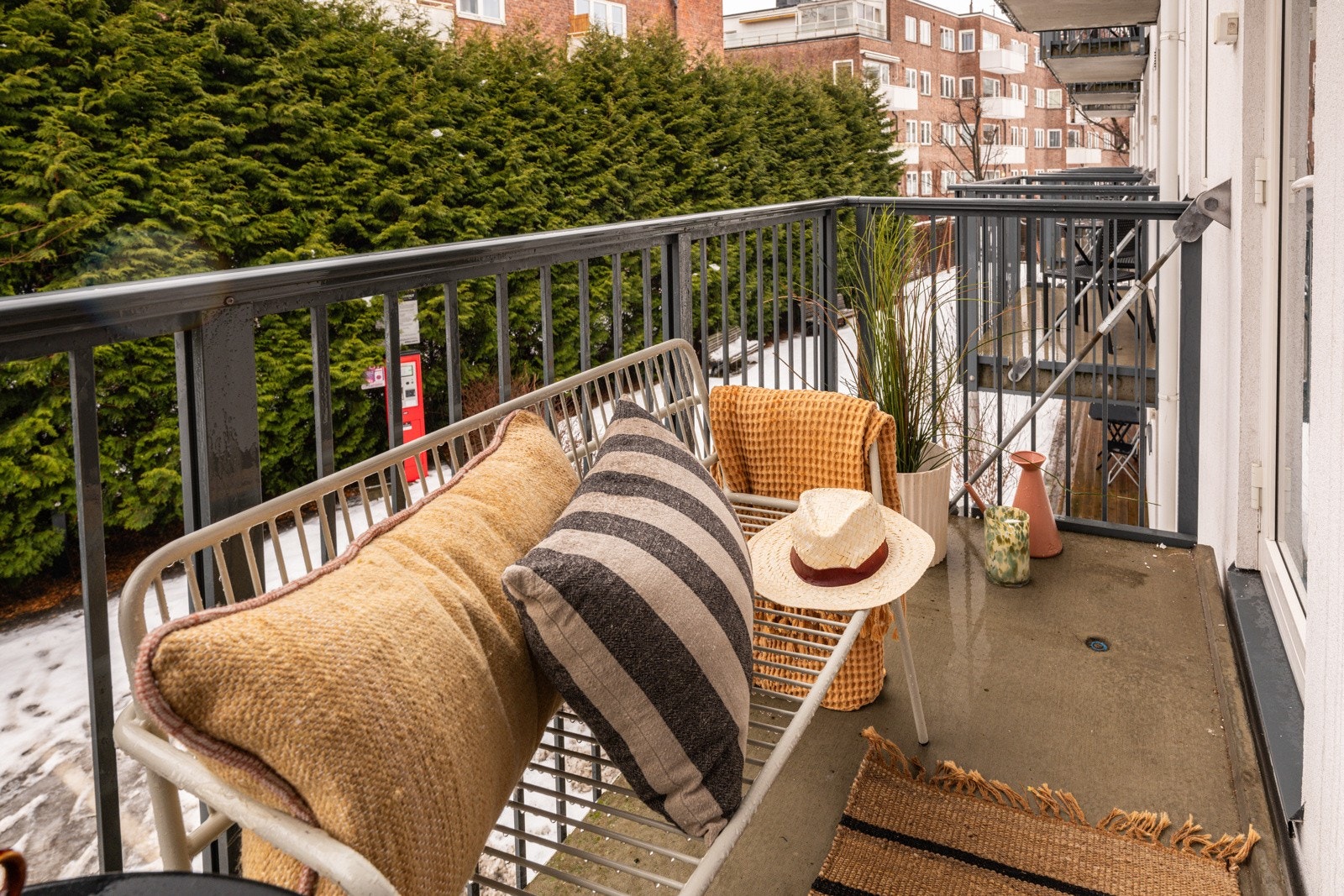 Fra stuen har du utgang til en flott vestvendt balkong på ca. 3,7m². Balkongen er overbygget, har støpt betongdekke og plass til sittegruppe etter eget ønske. Galleribilde