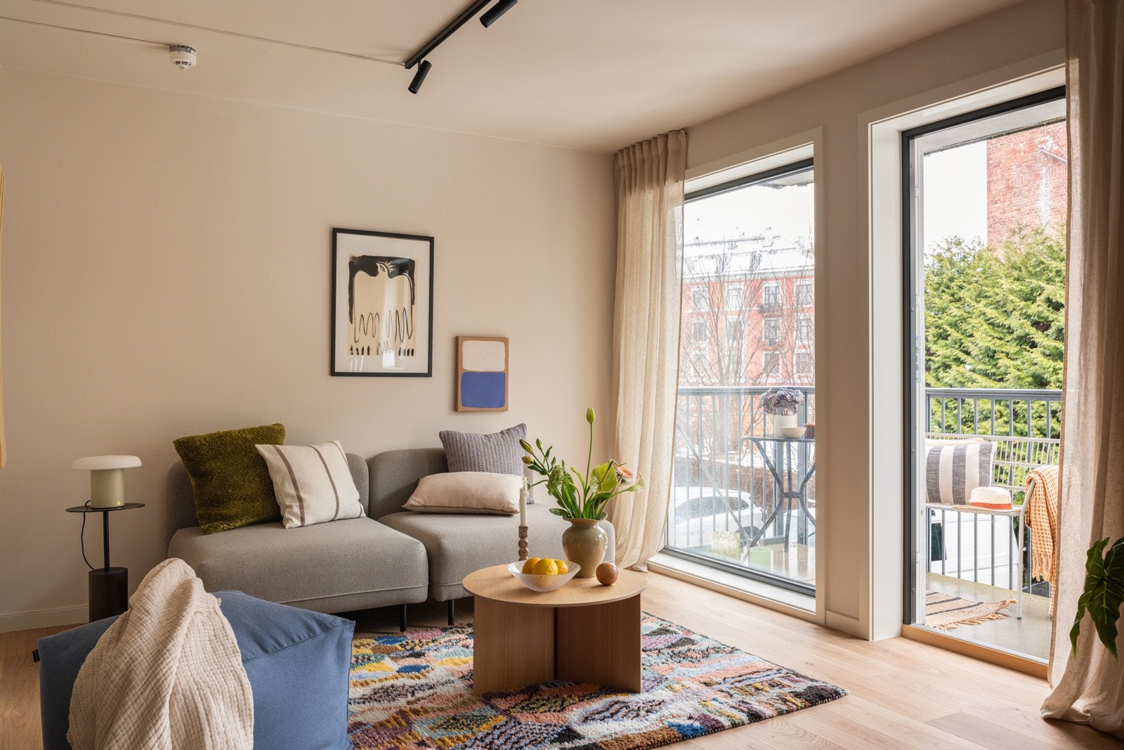 God og moderne standard med pen enstavs laminat på gulv, glatte overflater malt i en innbydende farge og skjult elektrisk anlegg. Galleribilde