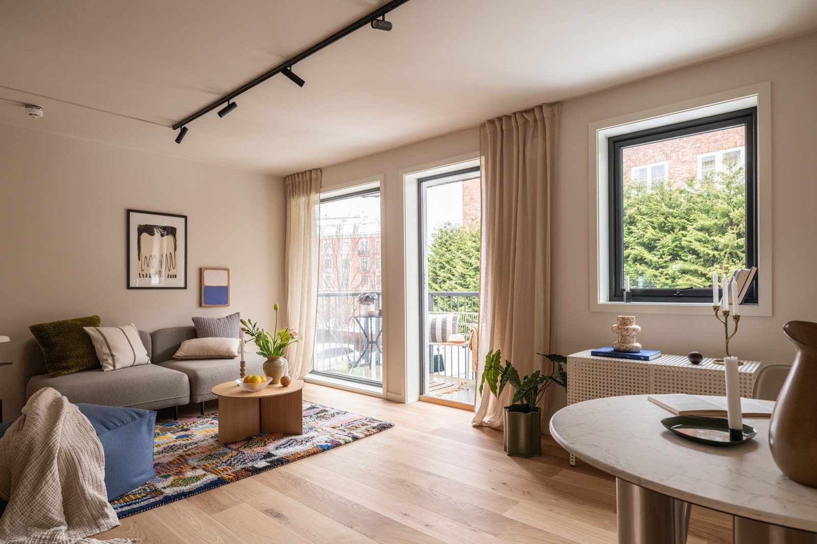 Stuen er det naturlige oppholdsrommet i leiligheten, og er et lyst og fint rom for både avkobling og hygge. Galleribilde