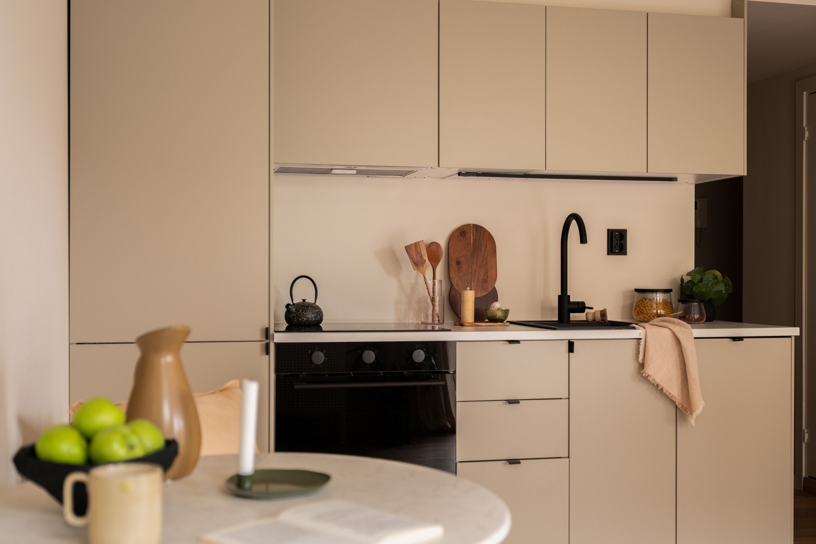 Stilrent og moderne kjøkken fra Sigdal. Innredningen har glatte fronter i en innbydende farge og laminert benkeplate med nedfelt sort oppvaskkum. Galleribilde