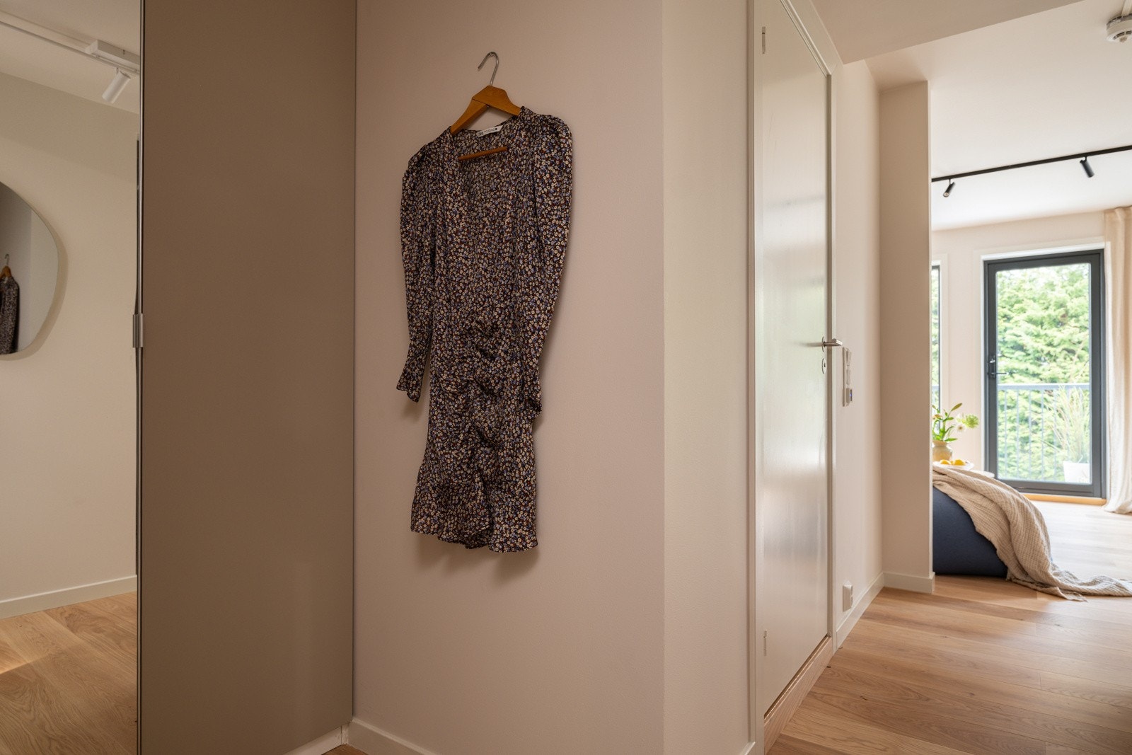 Entréen har god standard med enstavs laminat på gulv, glatte malte overflater og skjult elektrisk anlegg. Leiligheten ble bygget i 2015 og holder en gjennomgående god og moderne standard fra da. Galleribilde