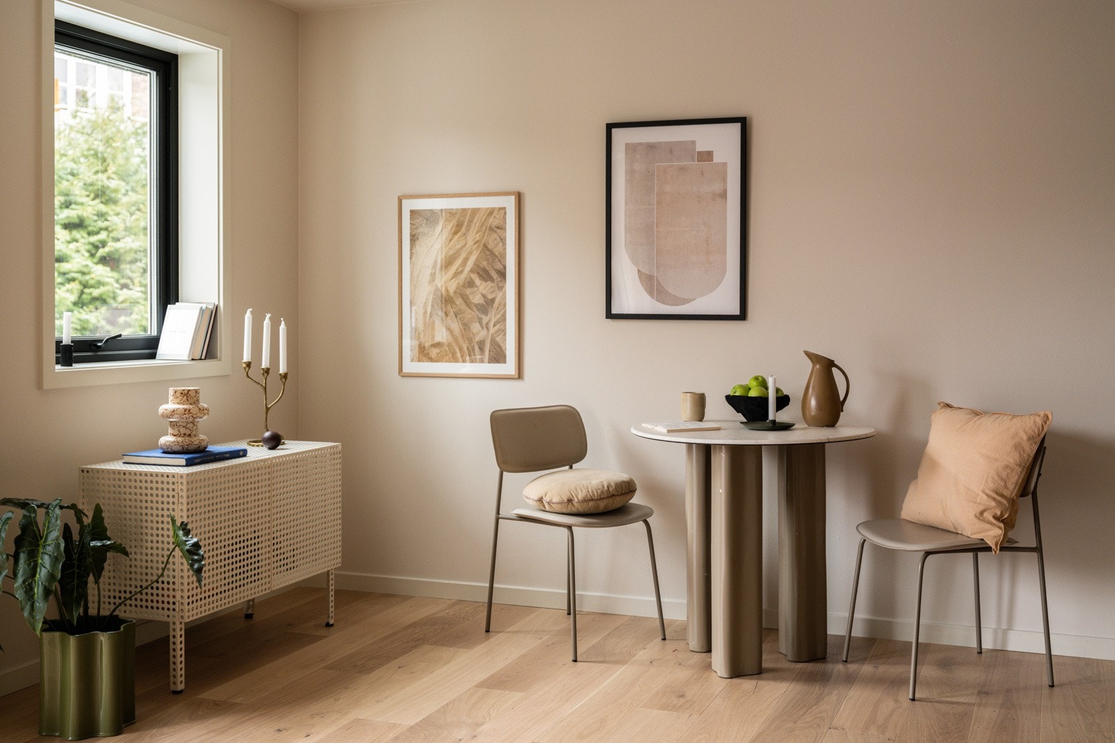 Alle vinduene i leiligheten har 3-lags isolerglass og sorte karmer som gir et stilrent og moderne uttrykk. Galleribilde