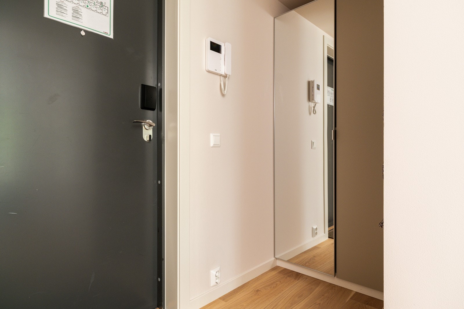 Når du entrer leiligheten, kommer du inn i en lys, innbydende og praktisk entré. Montert porttelefon med video ved inngangsdøren. Galleribilde