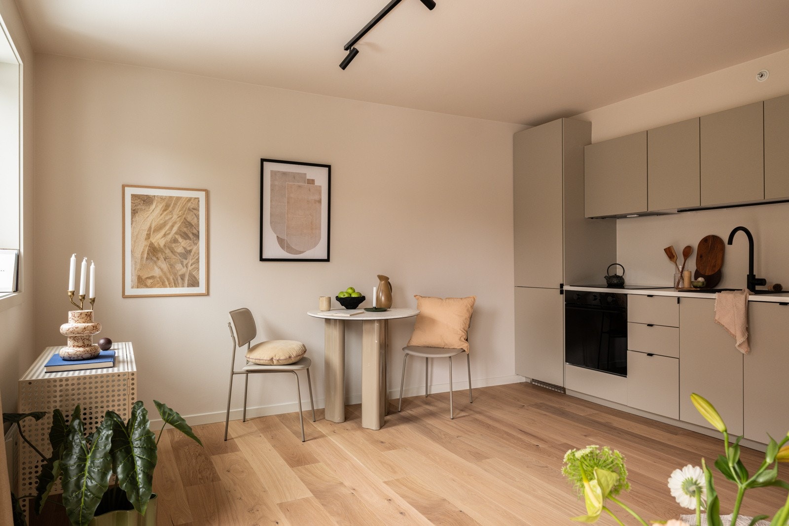 Kjøkkenet ligger i en fin og sosial åpen løsning med stuen. Galleribilde