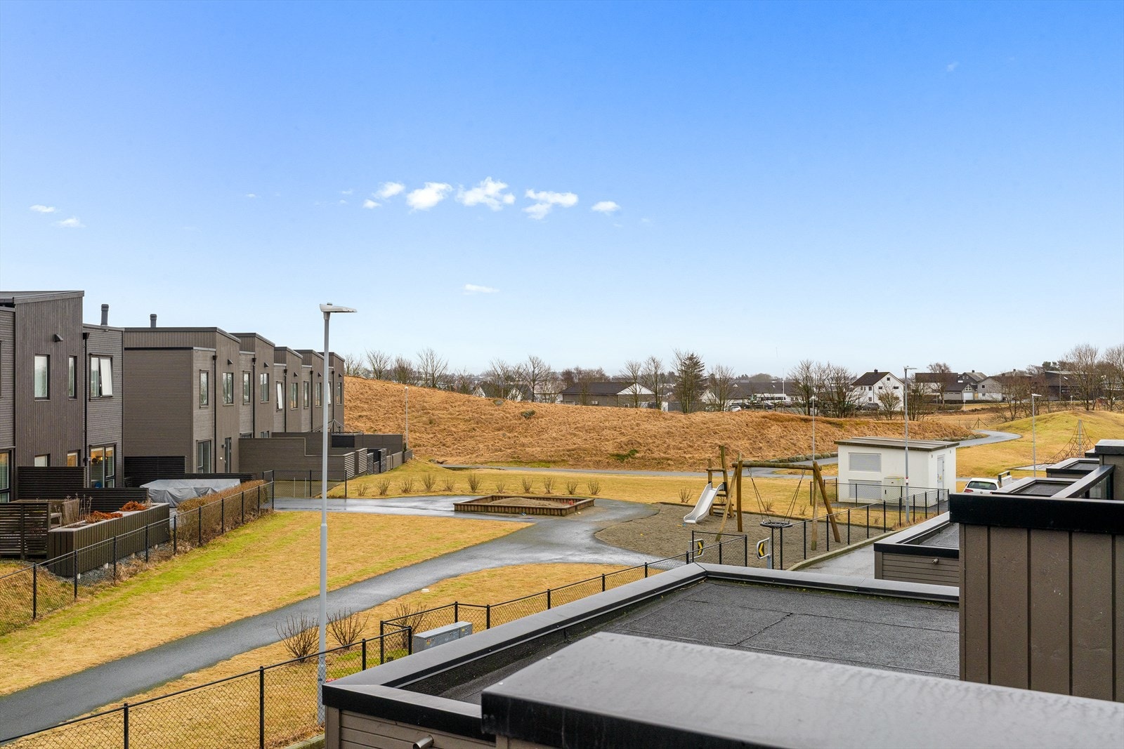 Boligen ligge luftig til med friområde og lekeplasser rundt Galleribilde