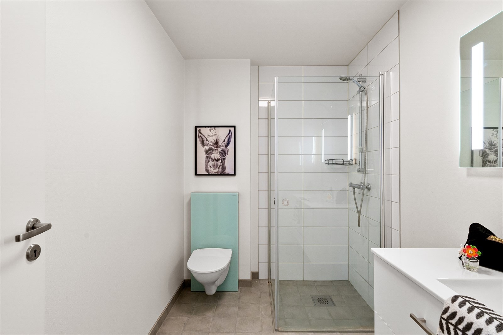 Bad med dusjhjørne og vegghengt toalett Galleribilde