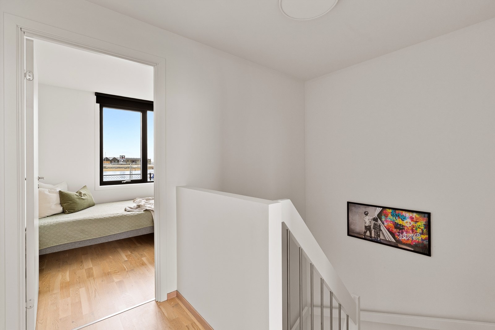 Opp i boligens andre etasje finner vi 3 soverom, loftstue og flislagt bad. Galleribilde